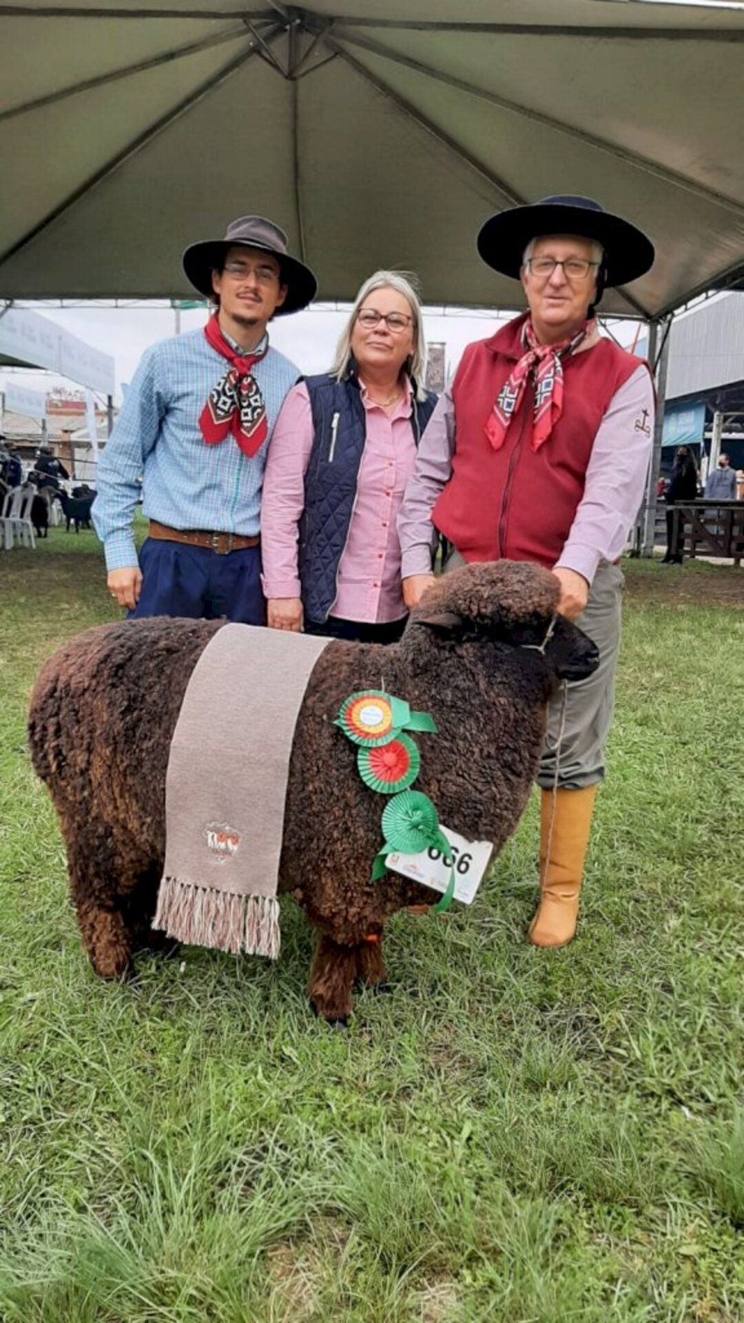 Família posa para foto com a vencedora