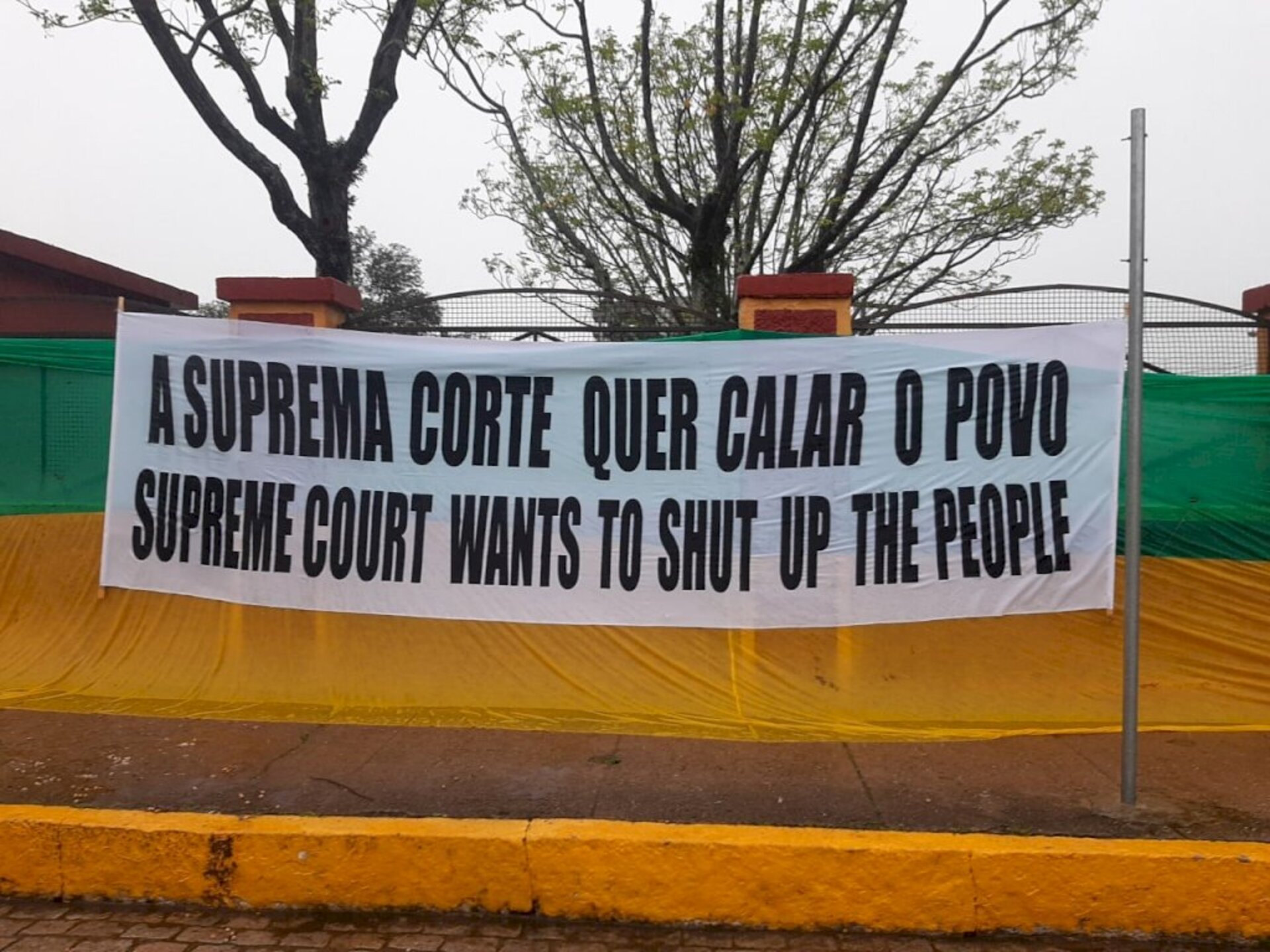 Um das faixas usadas na manifestação em Bagé