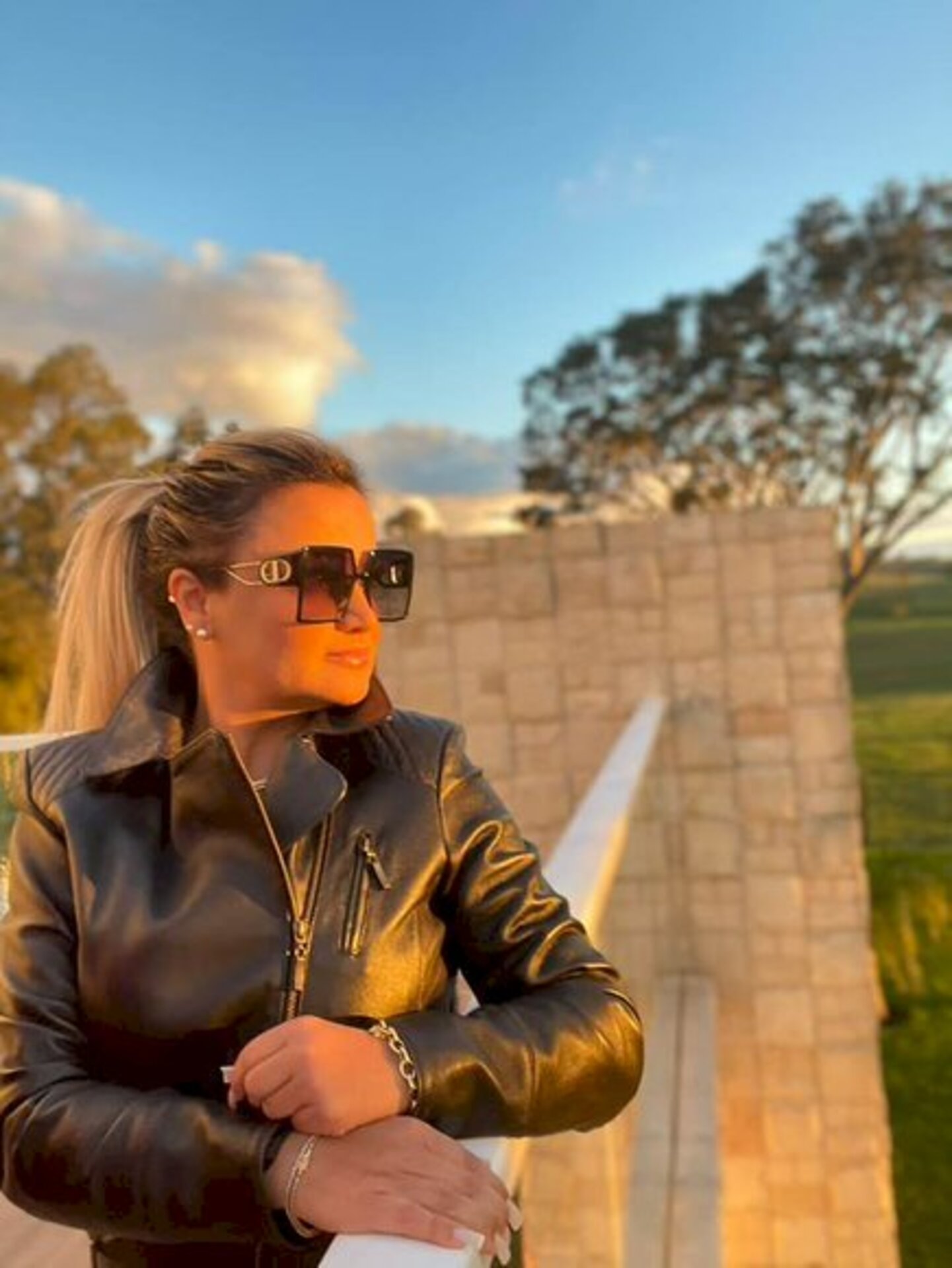 A elegância de Patrícia Camargo apreciando o pôr do sol de uma das sacadas da morada em Aceguá
