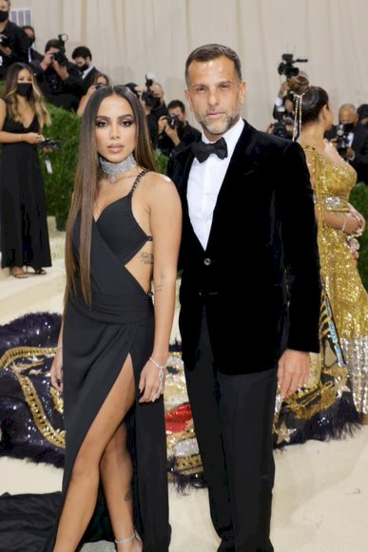 Anitta e Alexandre Birman na chegada ao tapete vermelho do Met Gala