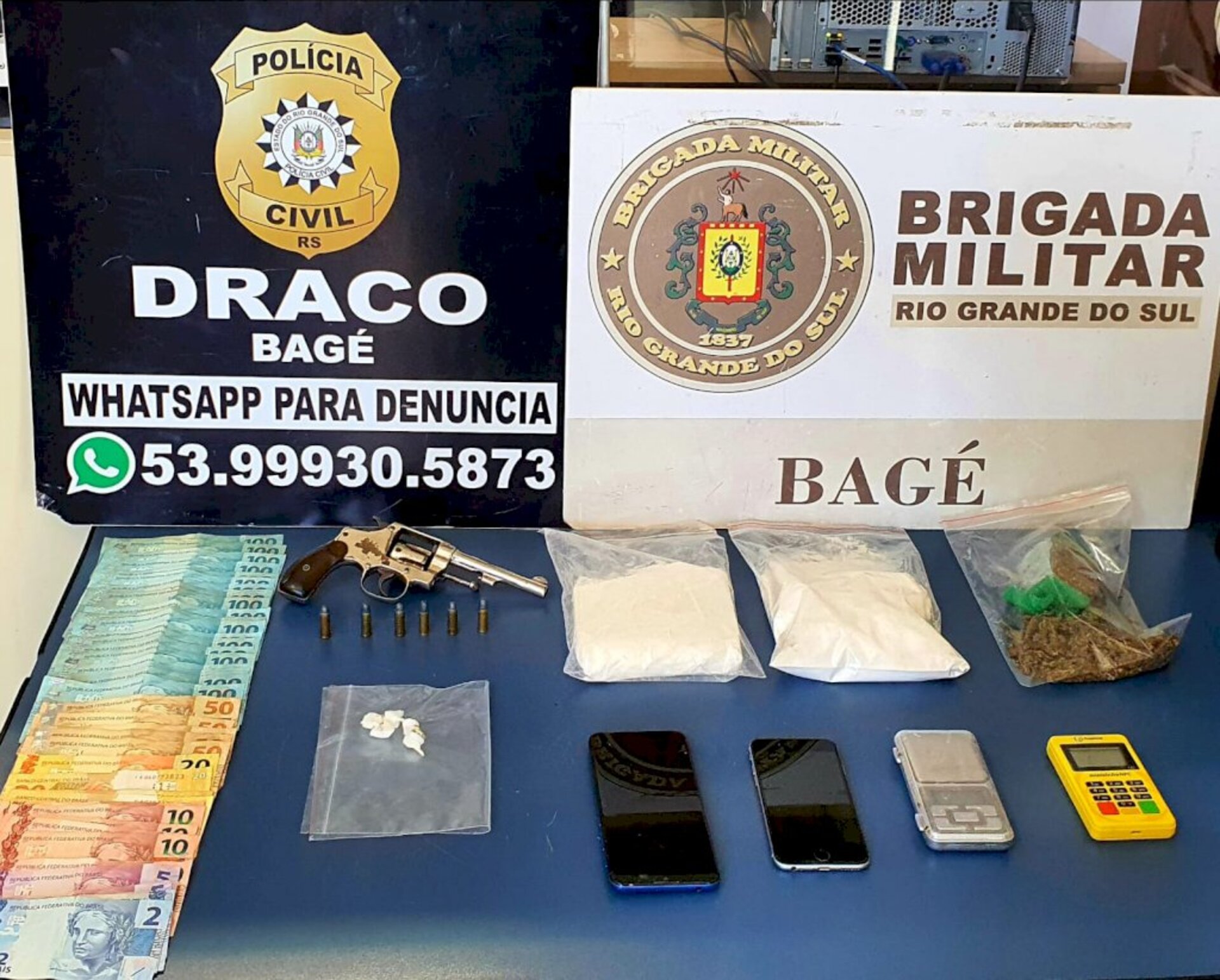 Foram apreendidos dinheiro, celulares, droga, arma e munição