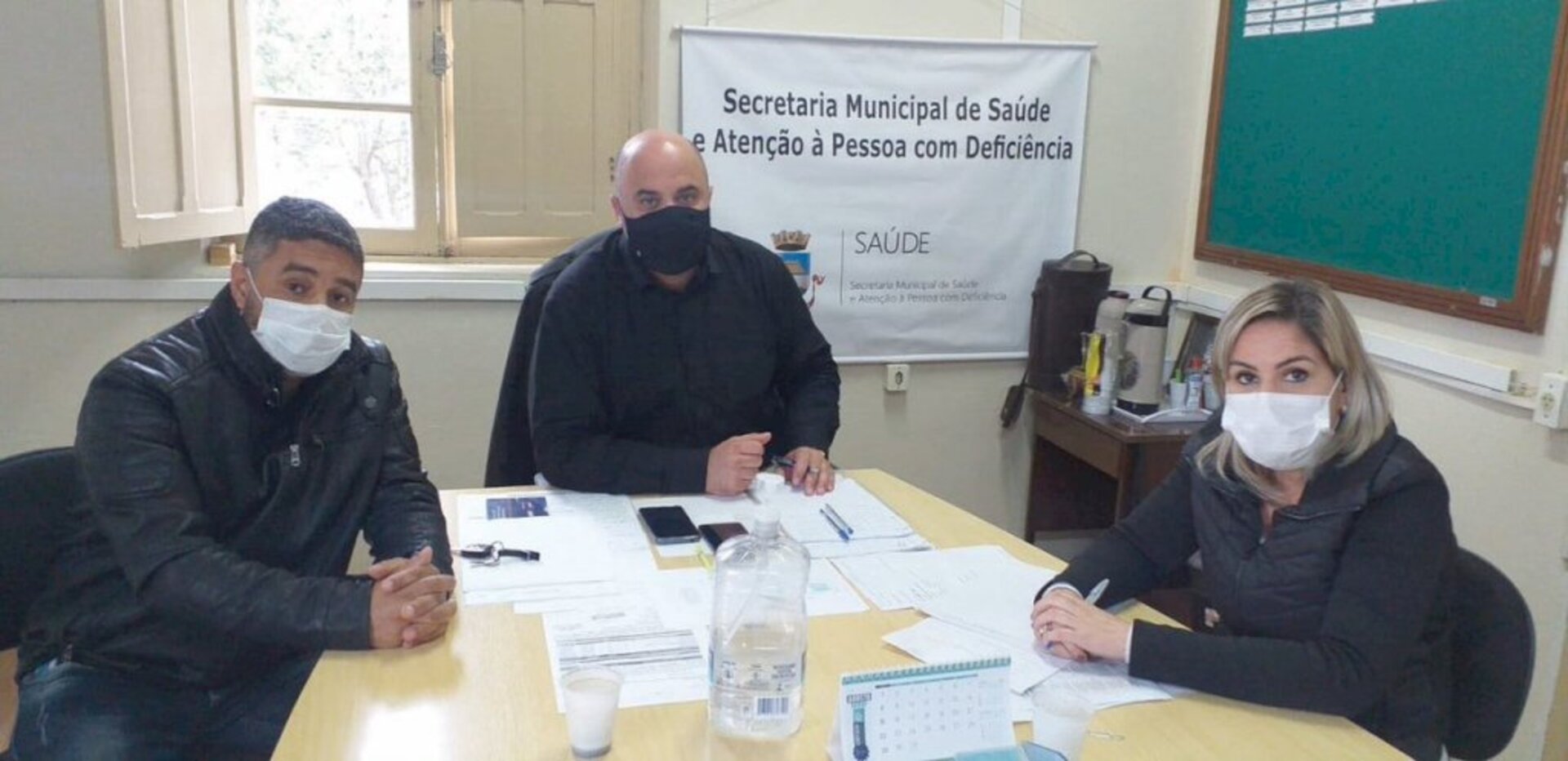 Michelon, ao centro, em reunião sobre leitos e demandas