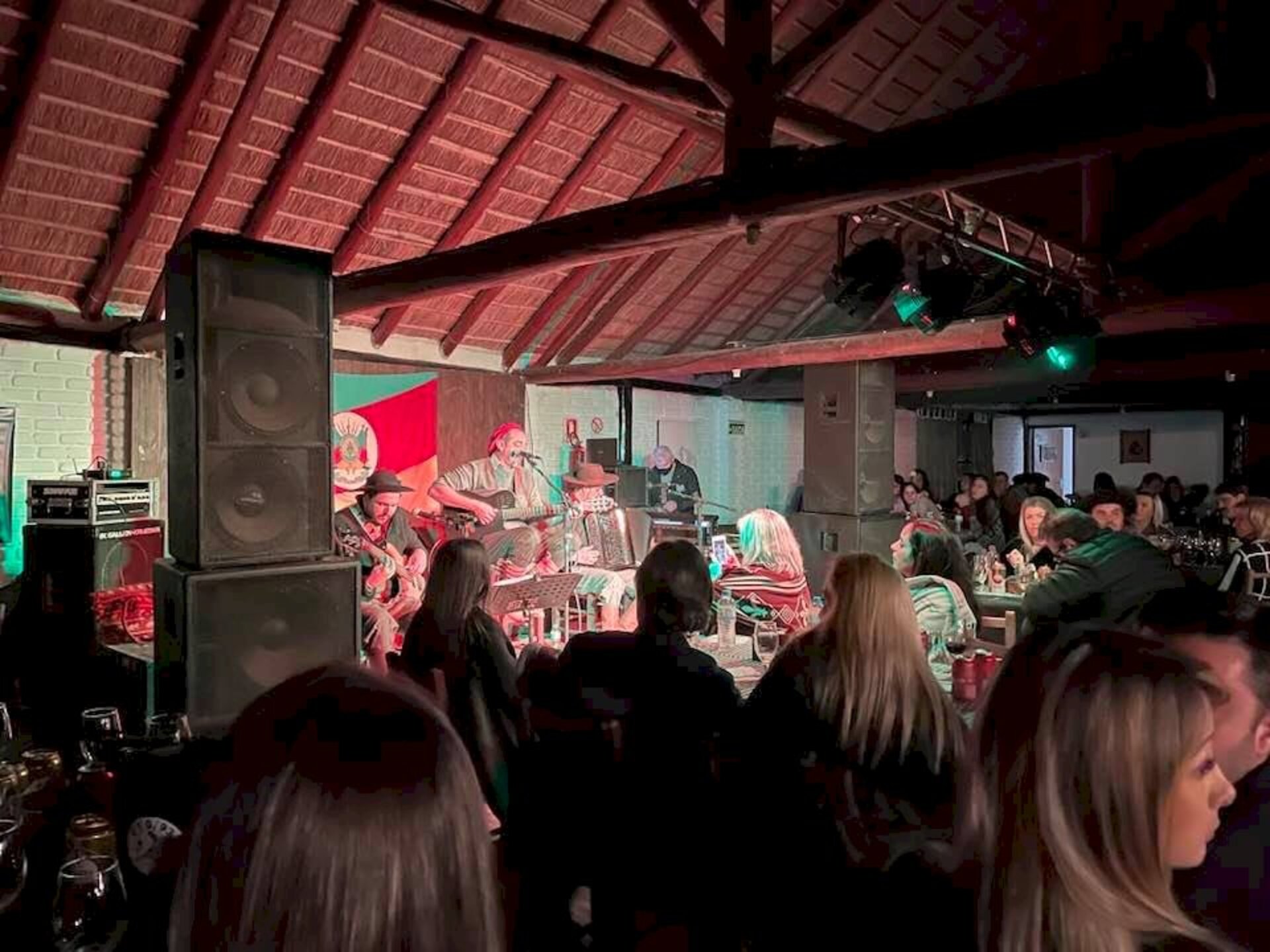 Noites são marcadas por apresentações artísticas