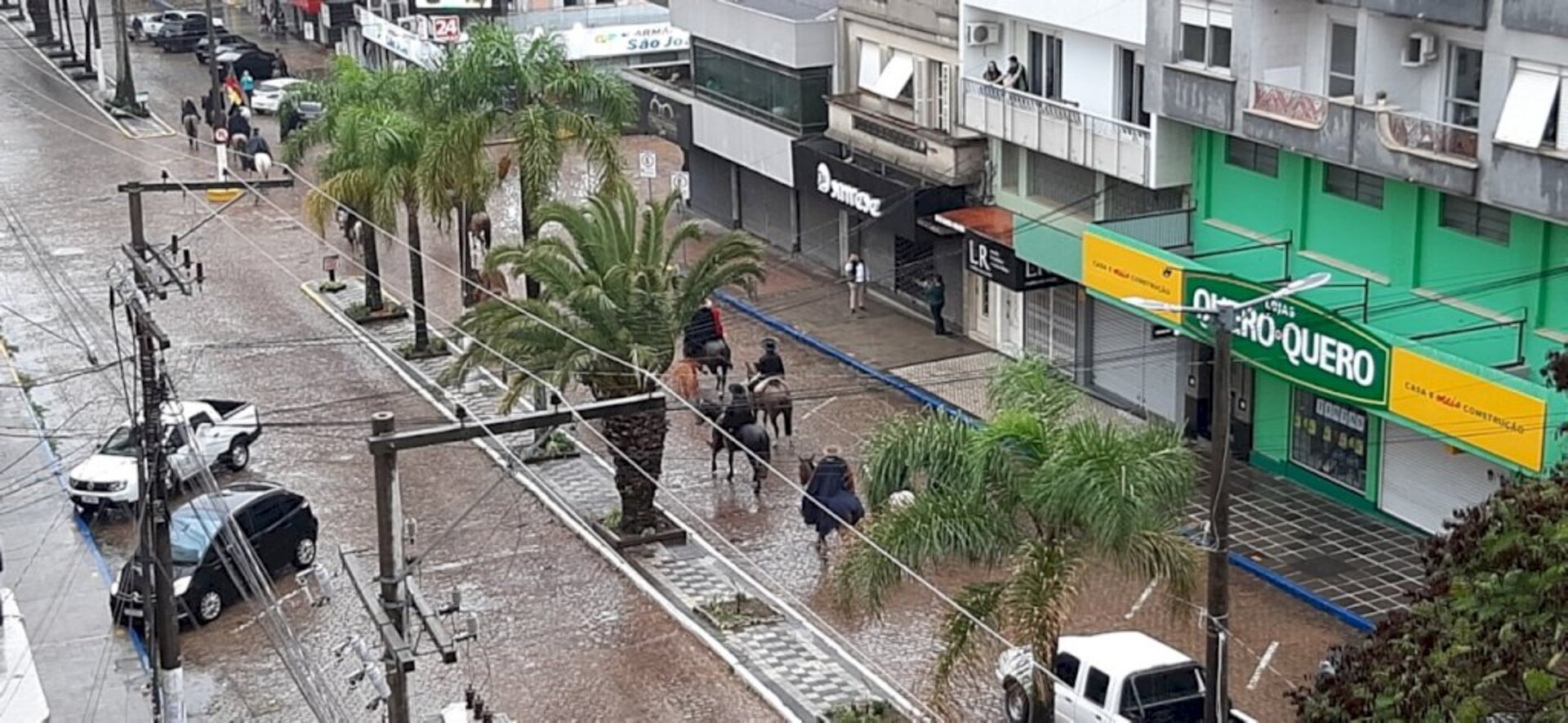 Um grupo desfilou no dia 20 de Setembro