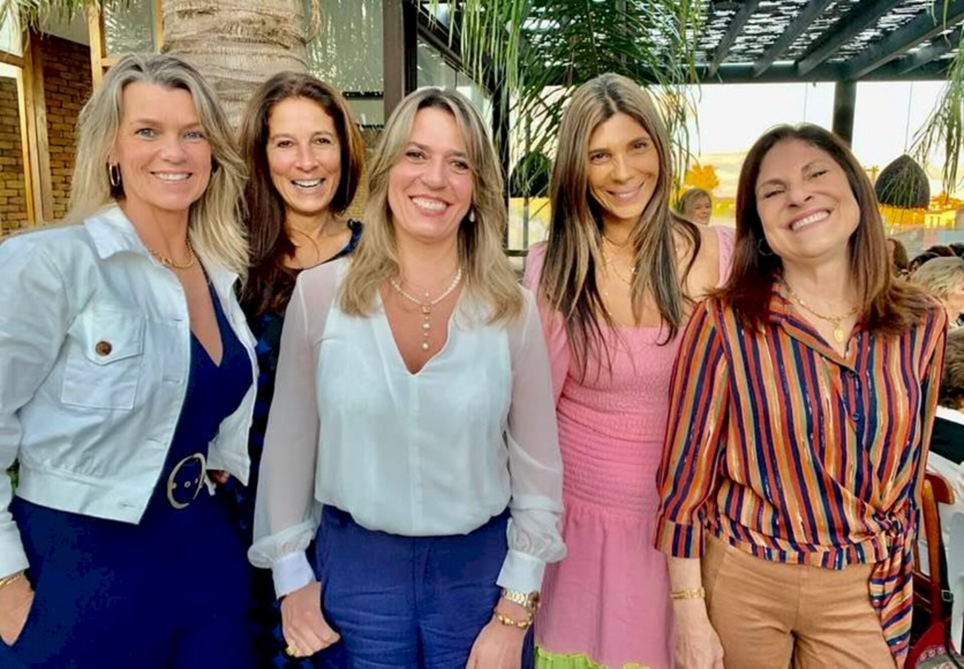 Adelia Faulstich, Lézia Almeida, Anelise Silva, Michelle Kalil e Deise Rocha na turma conhecida vista e fotografada no chá de Antônio Zago Kalil