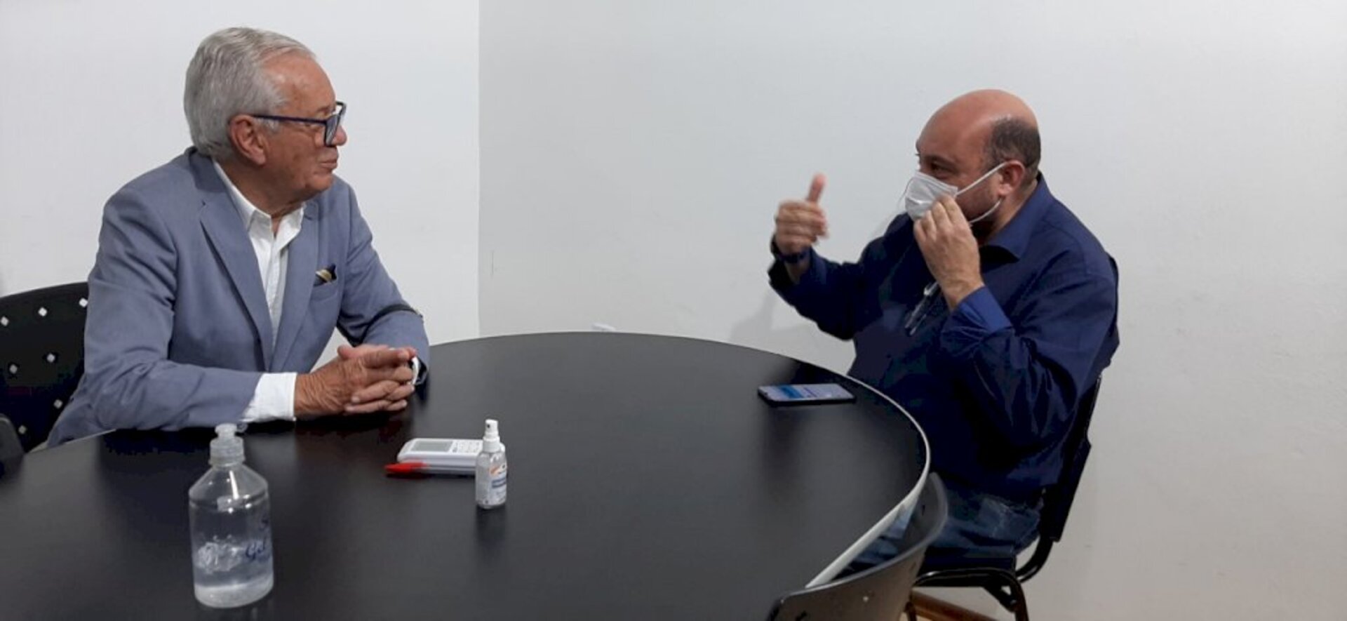 Poeta c visitou redação do jornal Folha do Sul