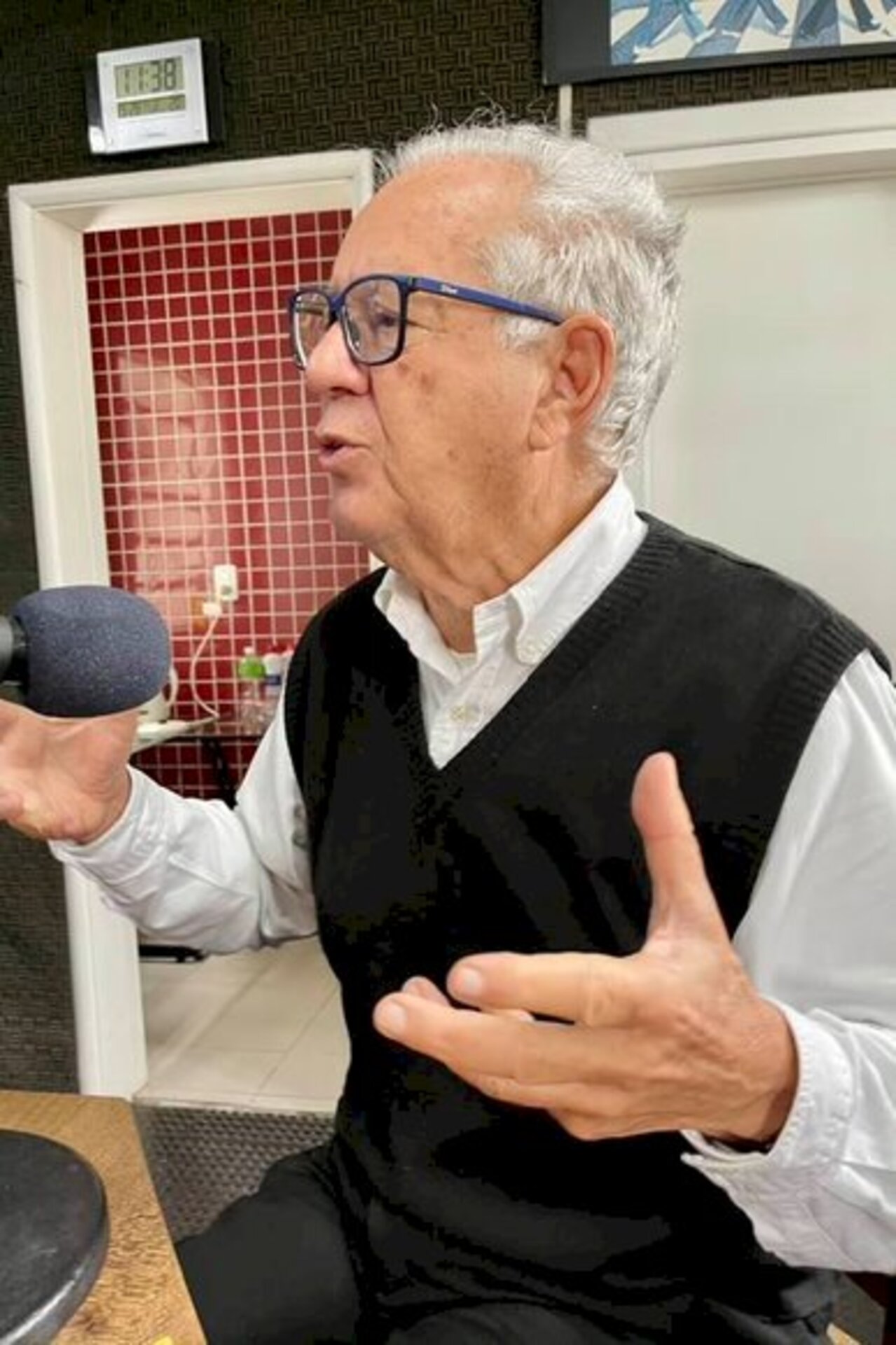 Com sua presença magnética, Luiz Coronel encheu o estúdio Pop Rock