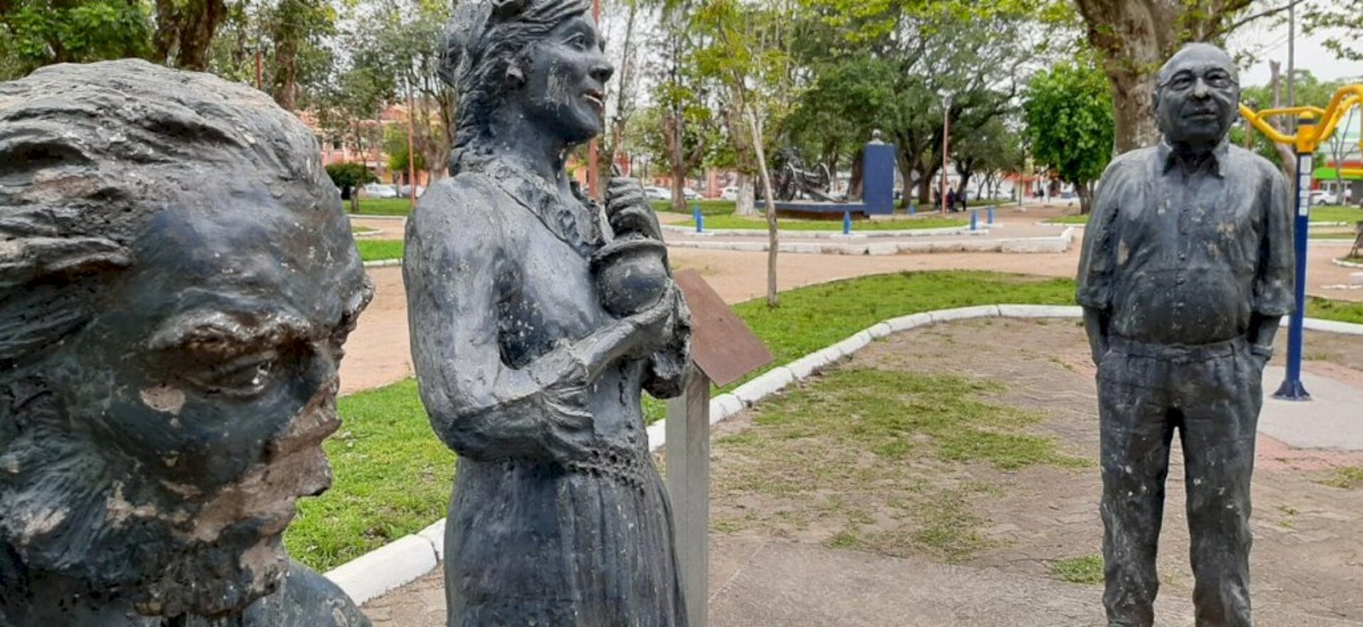 Esculturas foram depredadas há muito tempo e assim permanecem