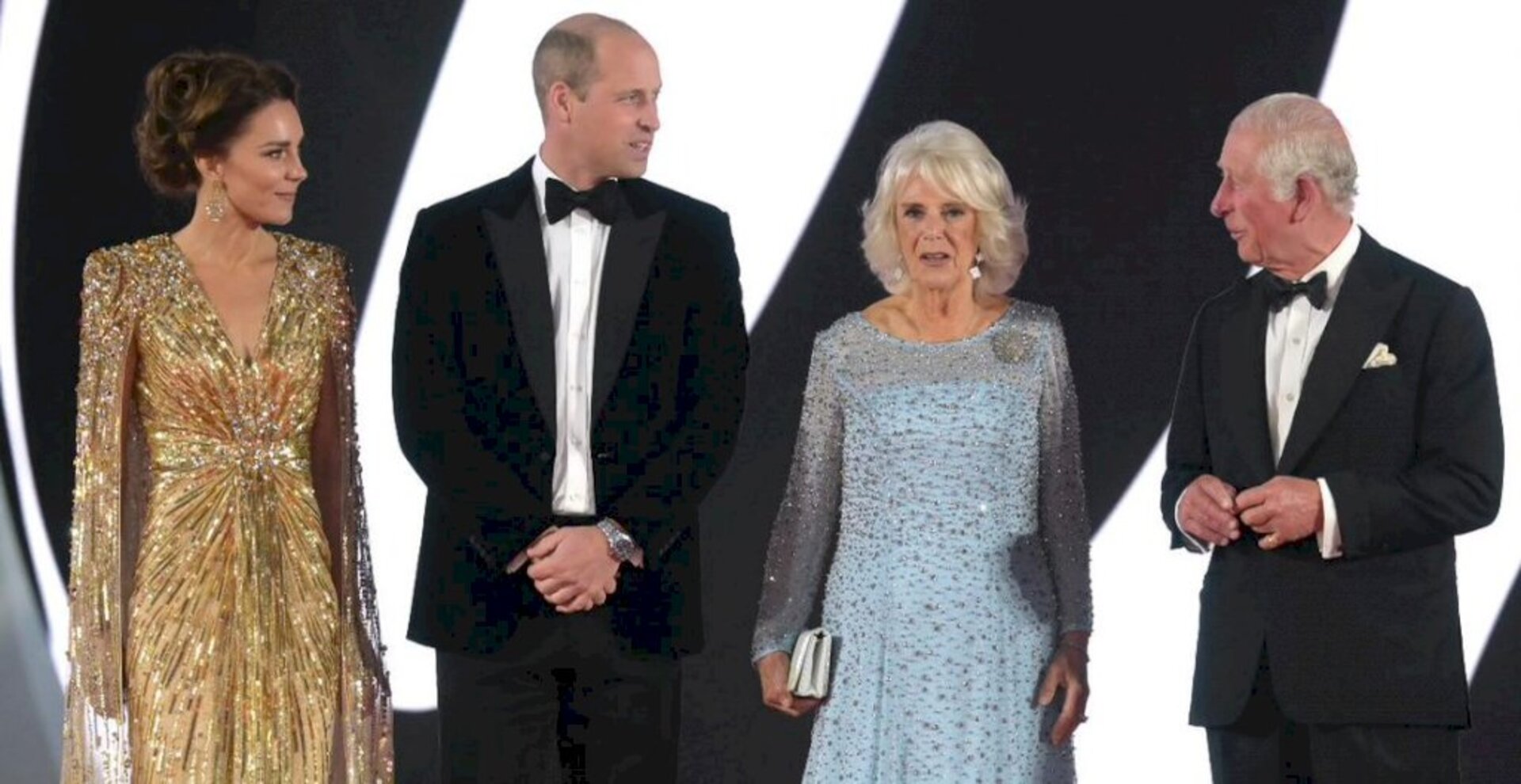 A família real britânica surpreende ao marcar presença na première que teve o icônico Royal Albert Hall como palco