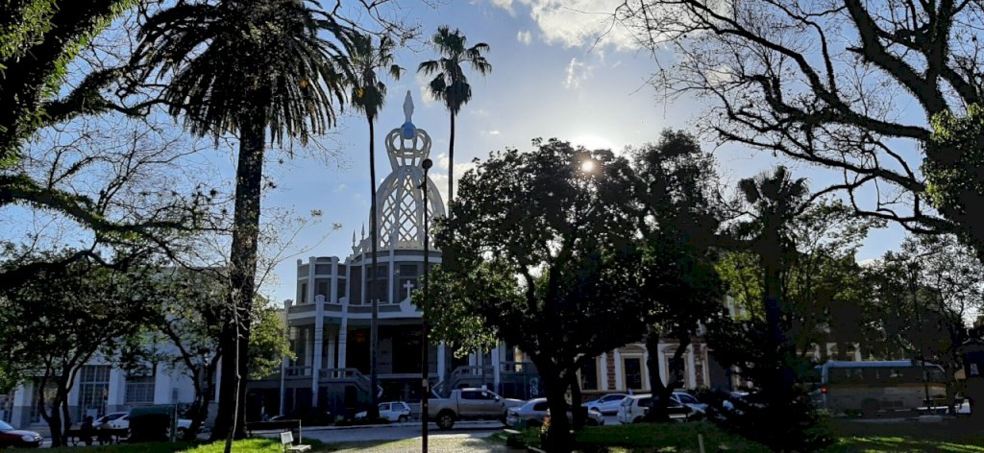 Benção aos bichos de estimação acontece em frente a paróquia