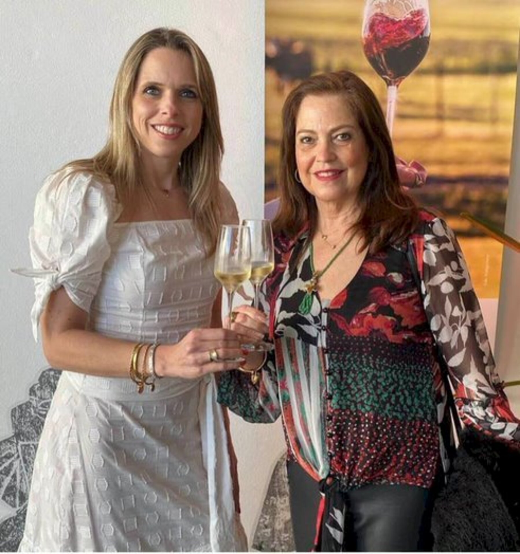 A agrônoma, enóloga e diretora técnica da Guatambu Estância do Vinho, Gabriela Hermann Pötter ao lado da mãe, Nara Hermann Pötter, brindando o lançamento da Rota Vinhos da Campanha Gaúcha