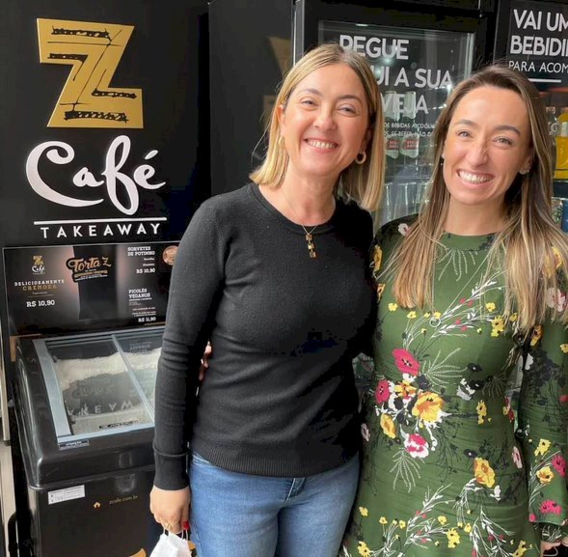 A psicóloga Adriana Di Lorenzo e a estilista Gabriela Lugris fotografadas pela coluna no ZCafé. Adriana possui consultório e Gabriela, atelier, nos domínios da Singular Saúde