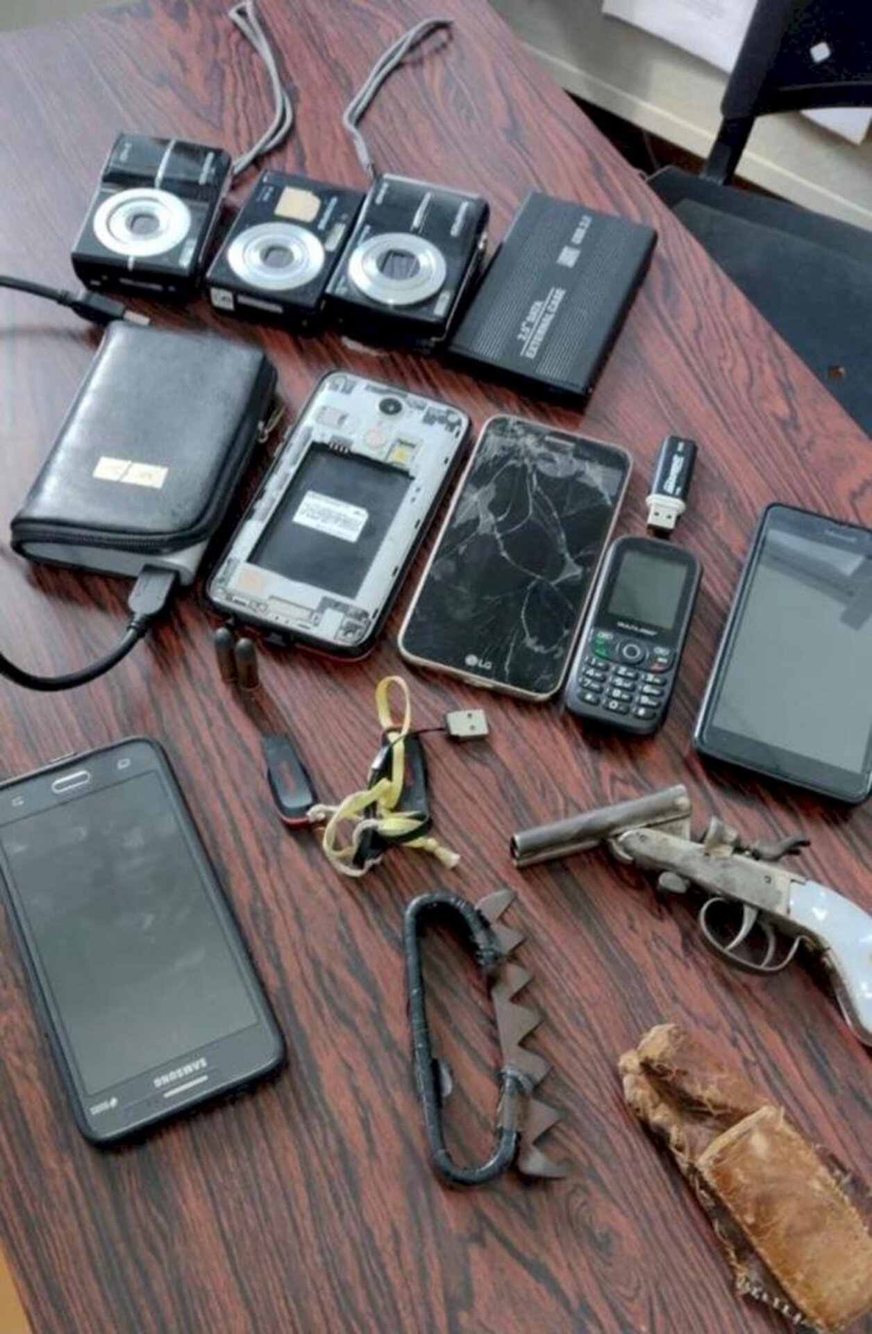 Foram apreendidos cartuchos, celulares , câmeras e outros aparelhos eletrônicos