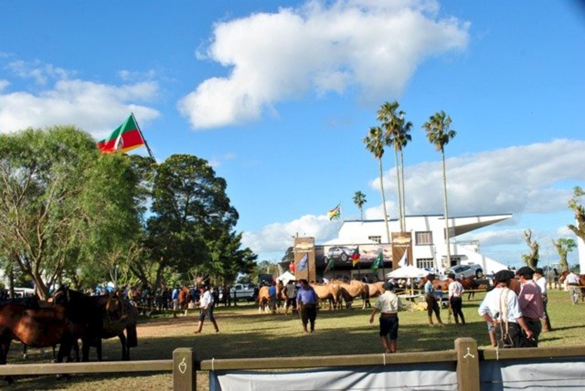 Até domingo evento será marcado por julgamentos e remates