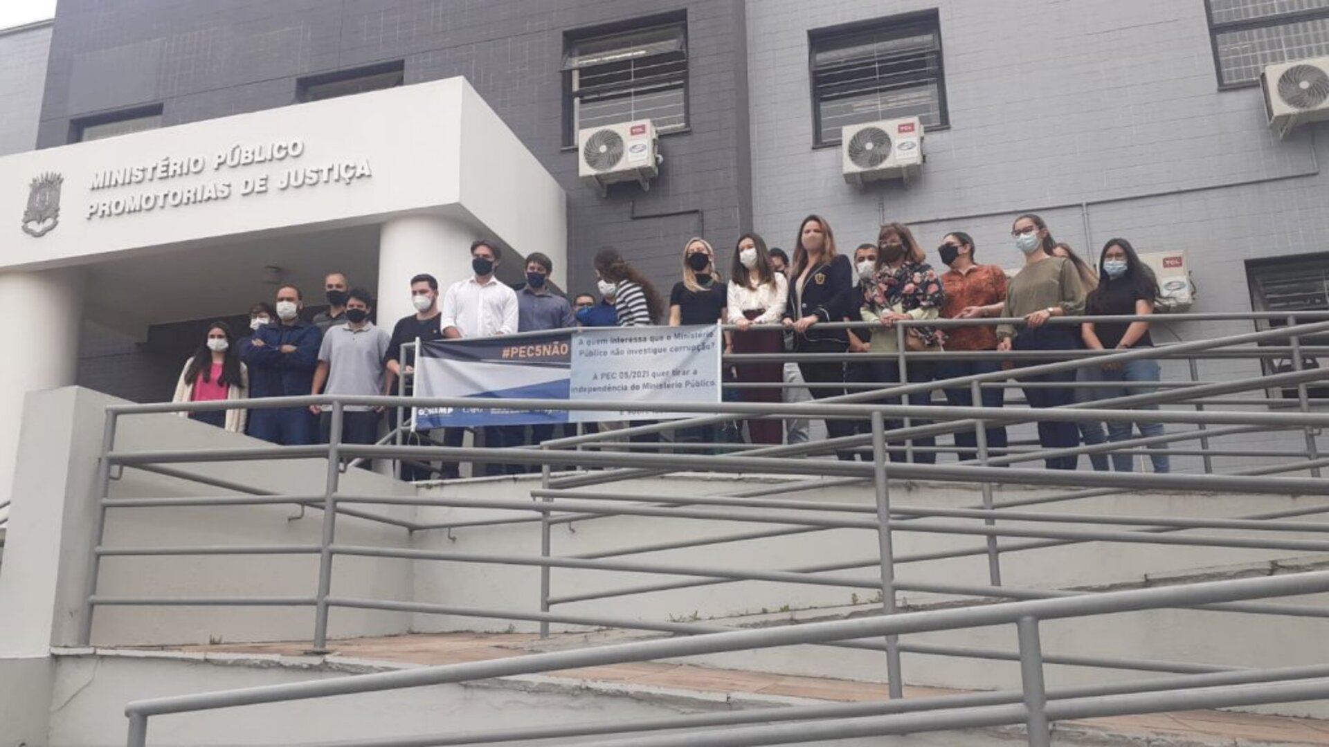 Manifestação foi realizada em frente ao prédio da instituição