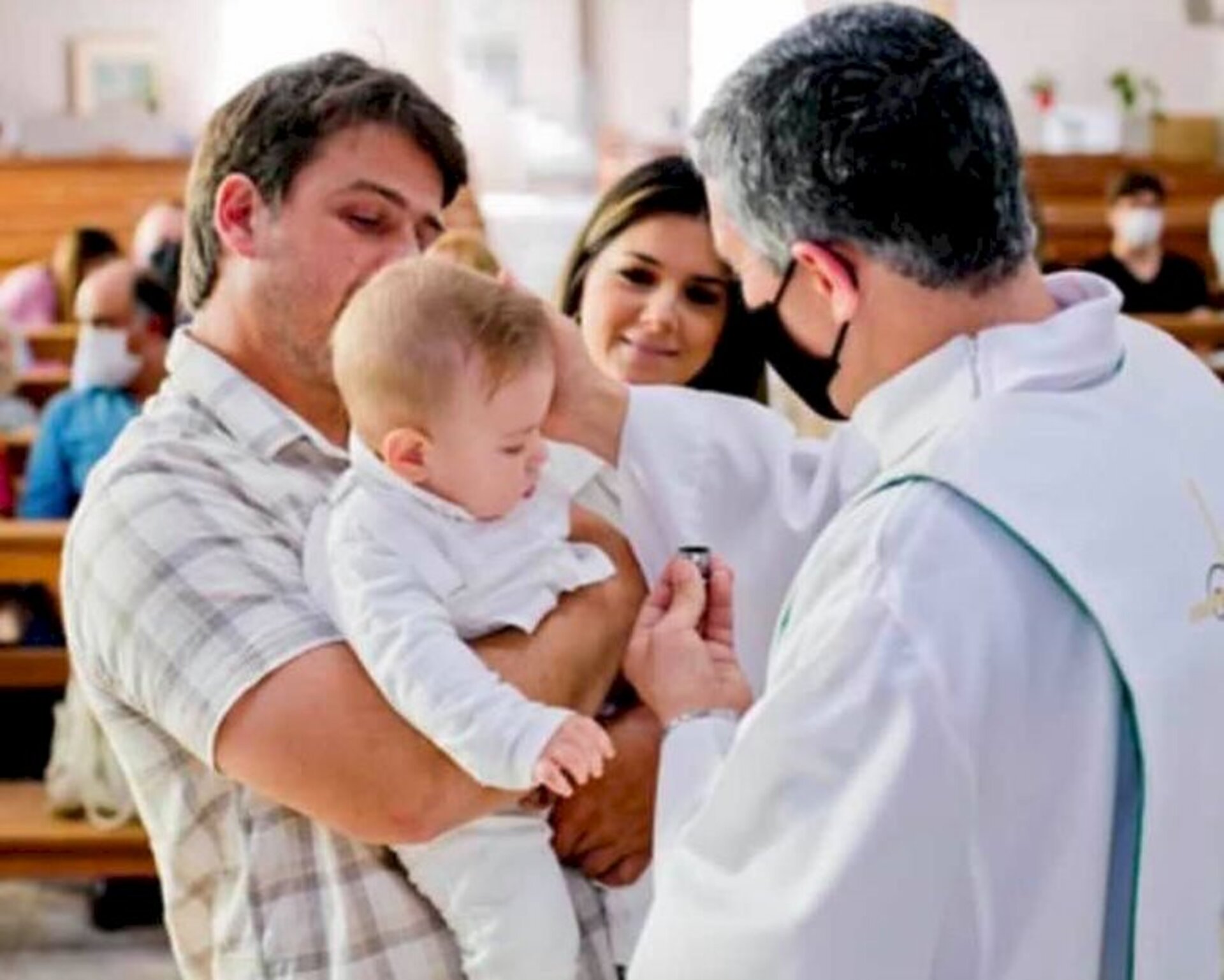Padre Felipe Perez batizando Matheus Costa Kalil, caçulinha de Gustavo Magalhães Kalil e Inaiê Costa Kalil. Santuário Nossa Senhora Conquistadora