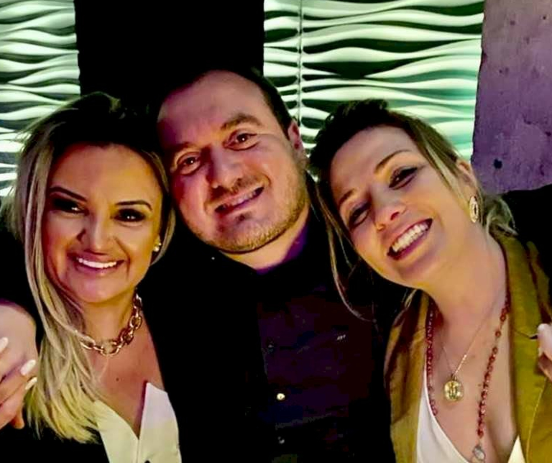 O gente bueníssima Felipe Nicoloso Lucas na companhia de Patrícia Camargo e Aliane Da Croce nos embalos de sábado à noite