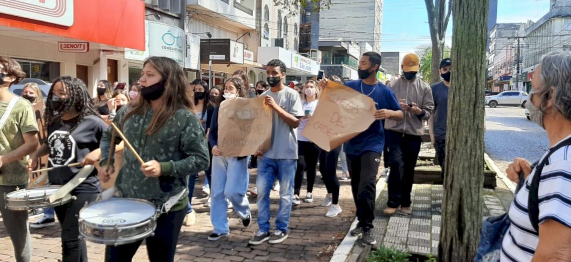 Alunos da escola Carlos Kluwe realizaram protesto