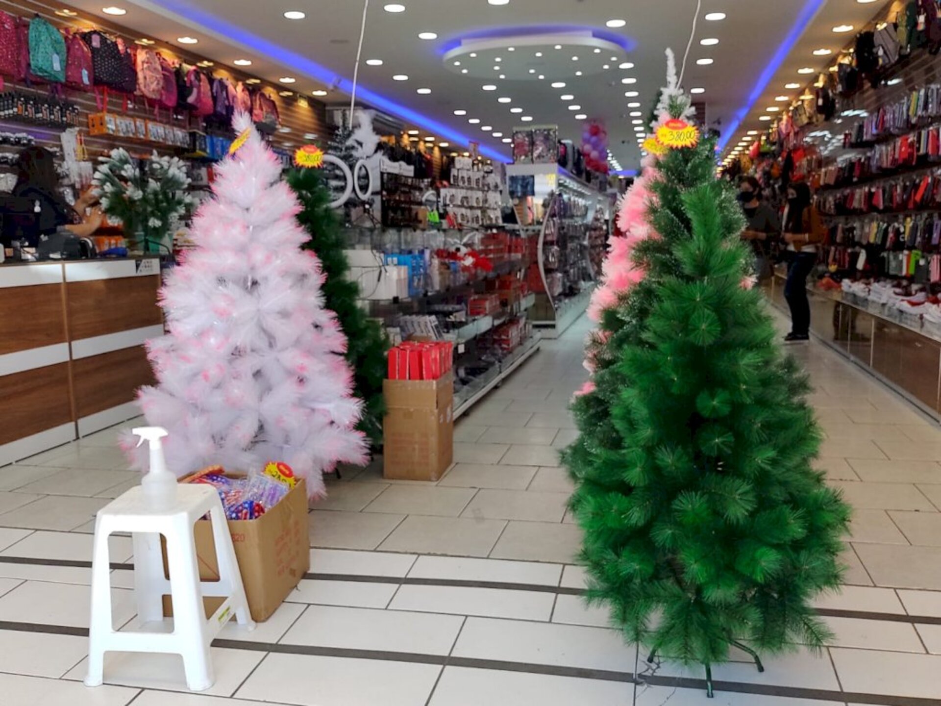 Lojas já estão ornamentadas para a data mais importantes do segmento
