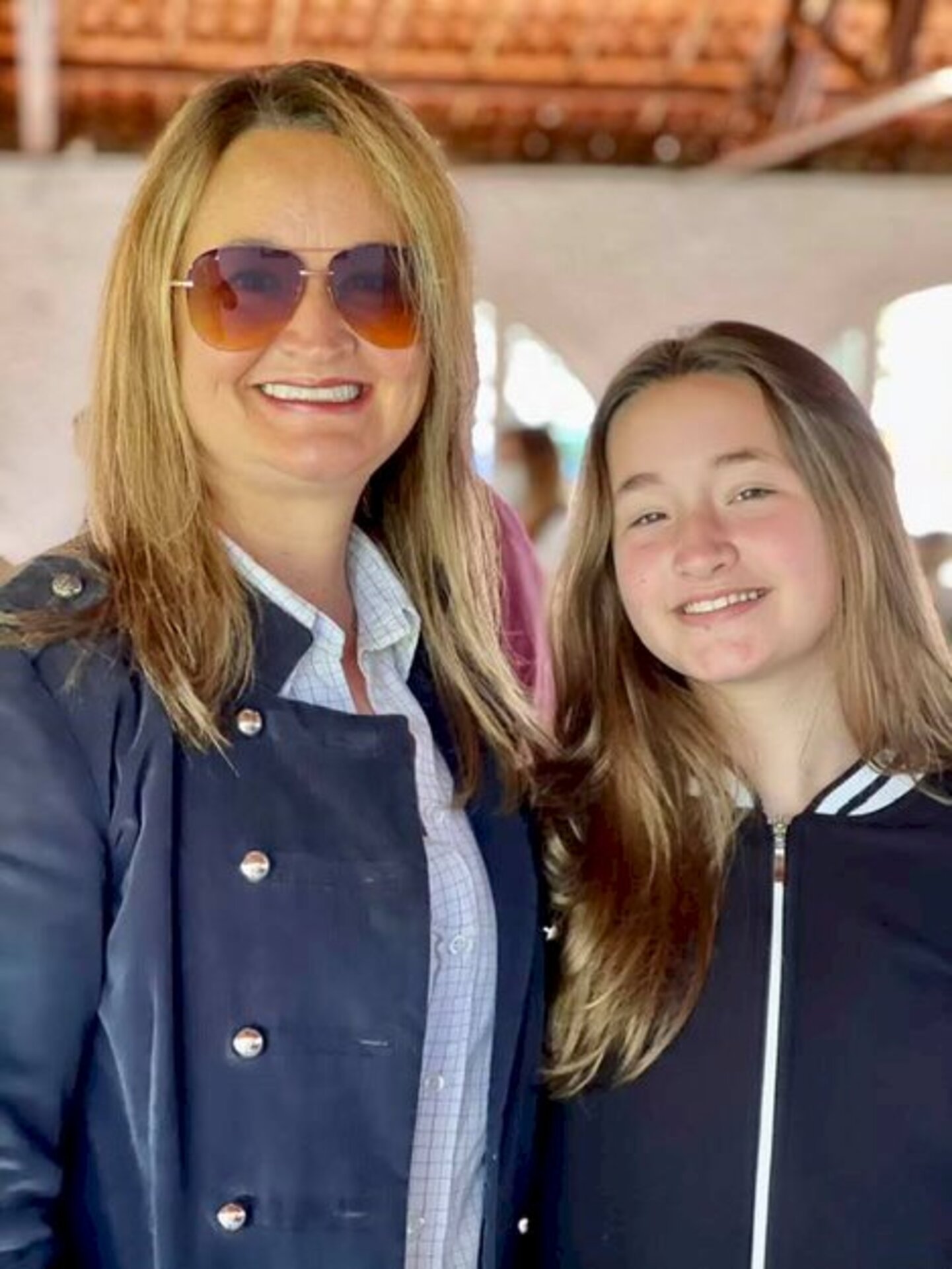 O bonito registro de Márcia Moglia Suñé com a filhota Malu no salão principal do clube