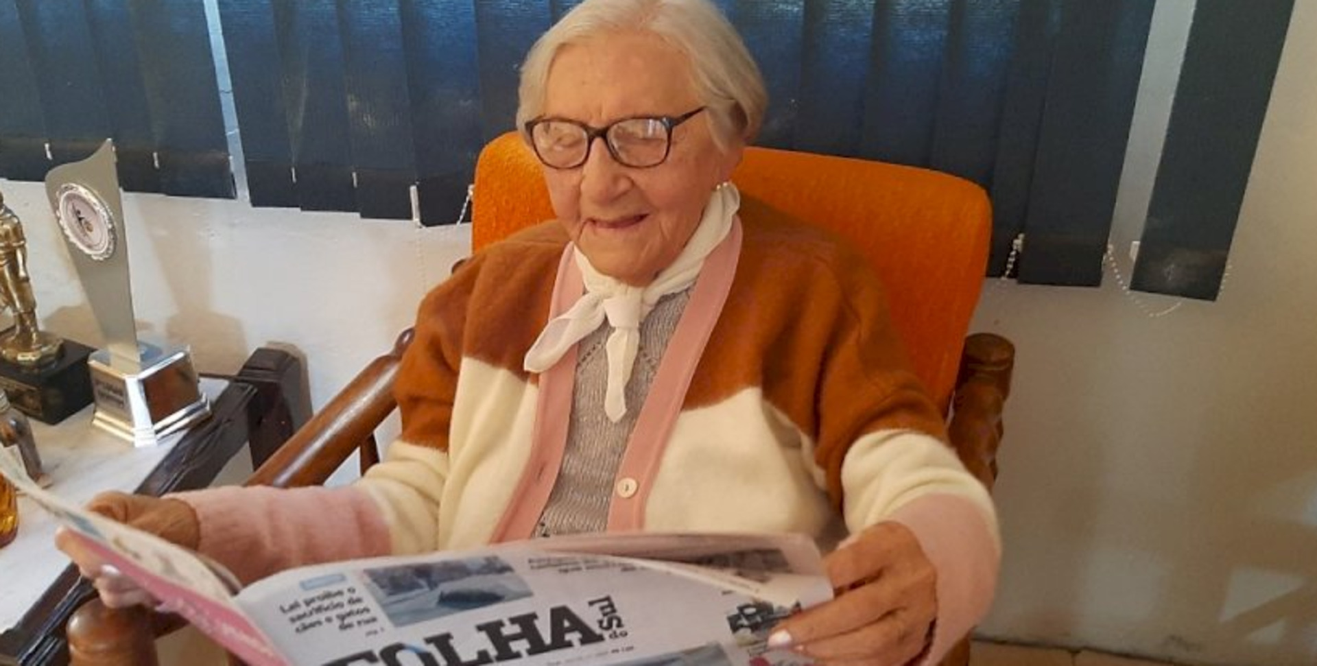 Elaine é uma leitora voraz do jornal Folha do Sul