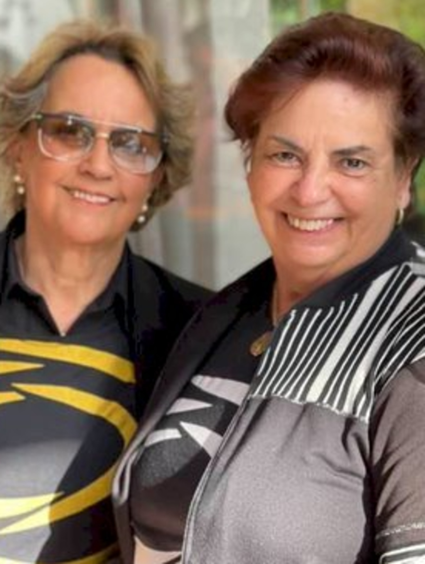 Integrantes dos quadros da Liga, Mara Borba Moglia e Marilda Cachapuz em tarde solidária no ZCafé