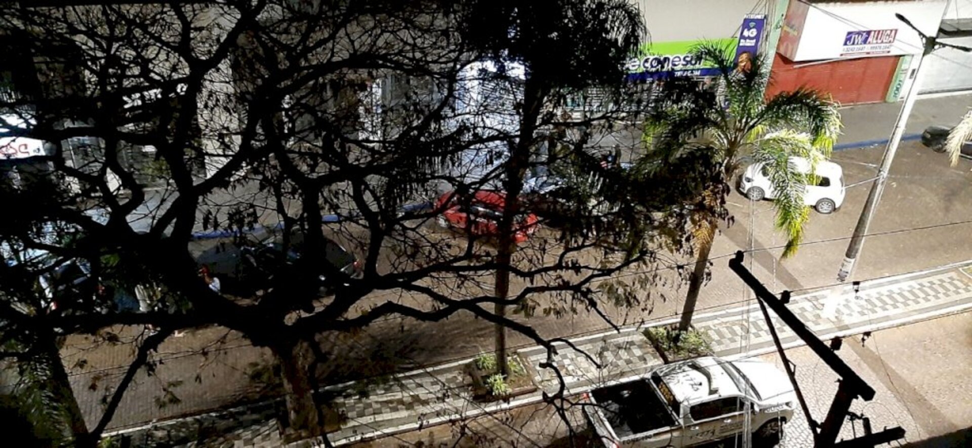 Quando os policiais saem do local eles ligam som no volume máximo