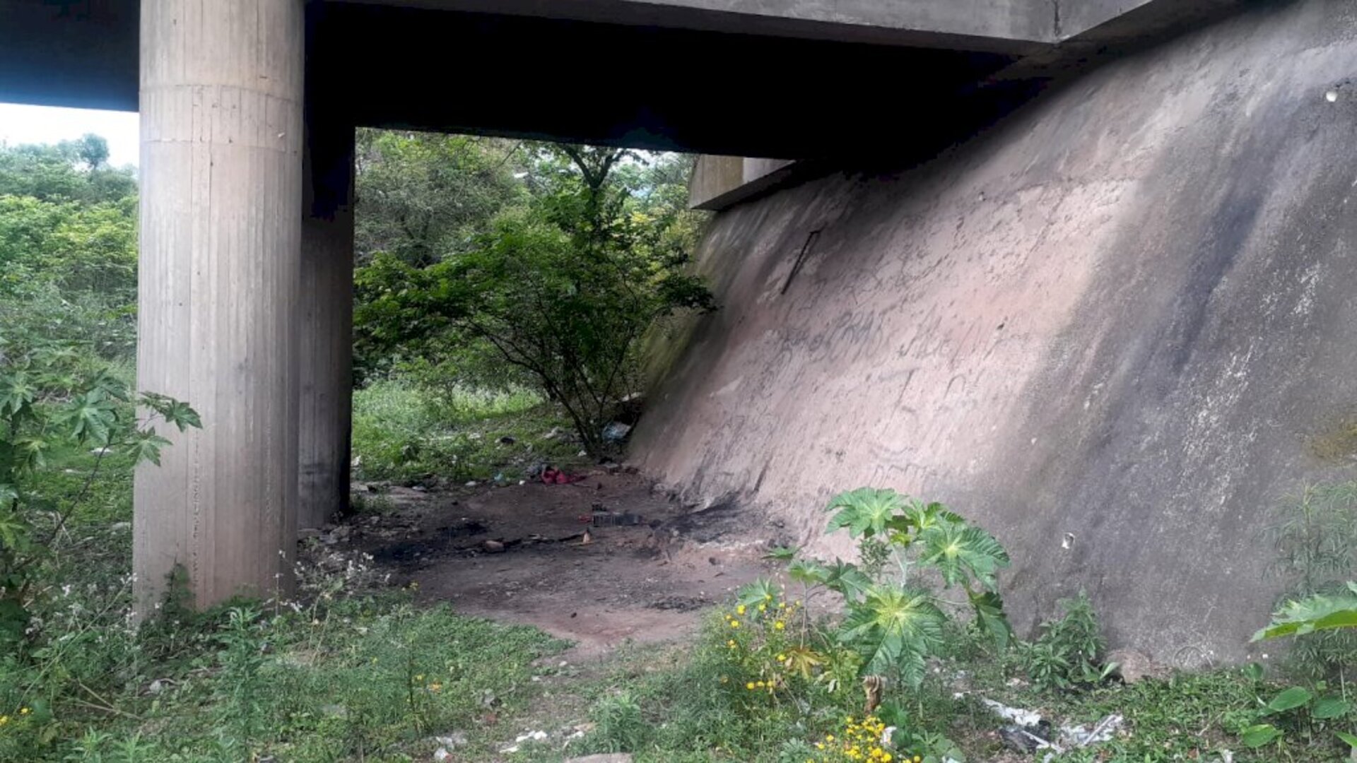 Local ainda está impregnado com cheiro forte de queimado