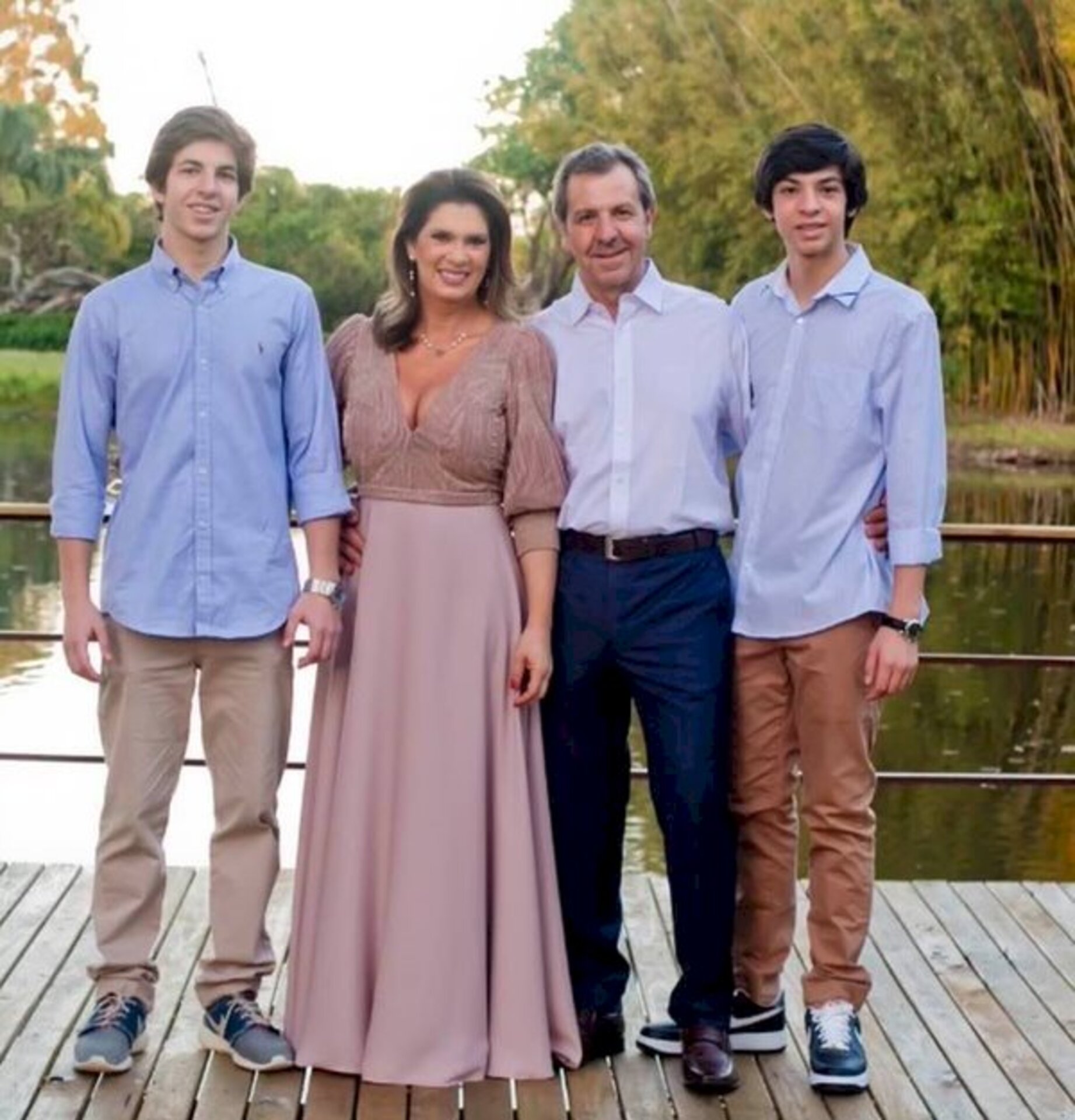 Tendo como cenário o lago da Pousada do Sobrado, o registro em família: Luciana e Rodrigo Duarte junto aos filhos Jerônimo e Miguel