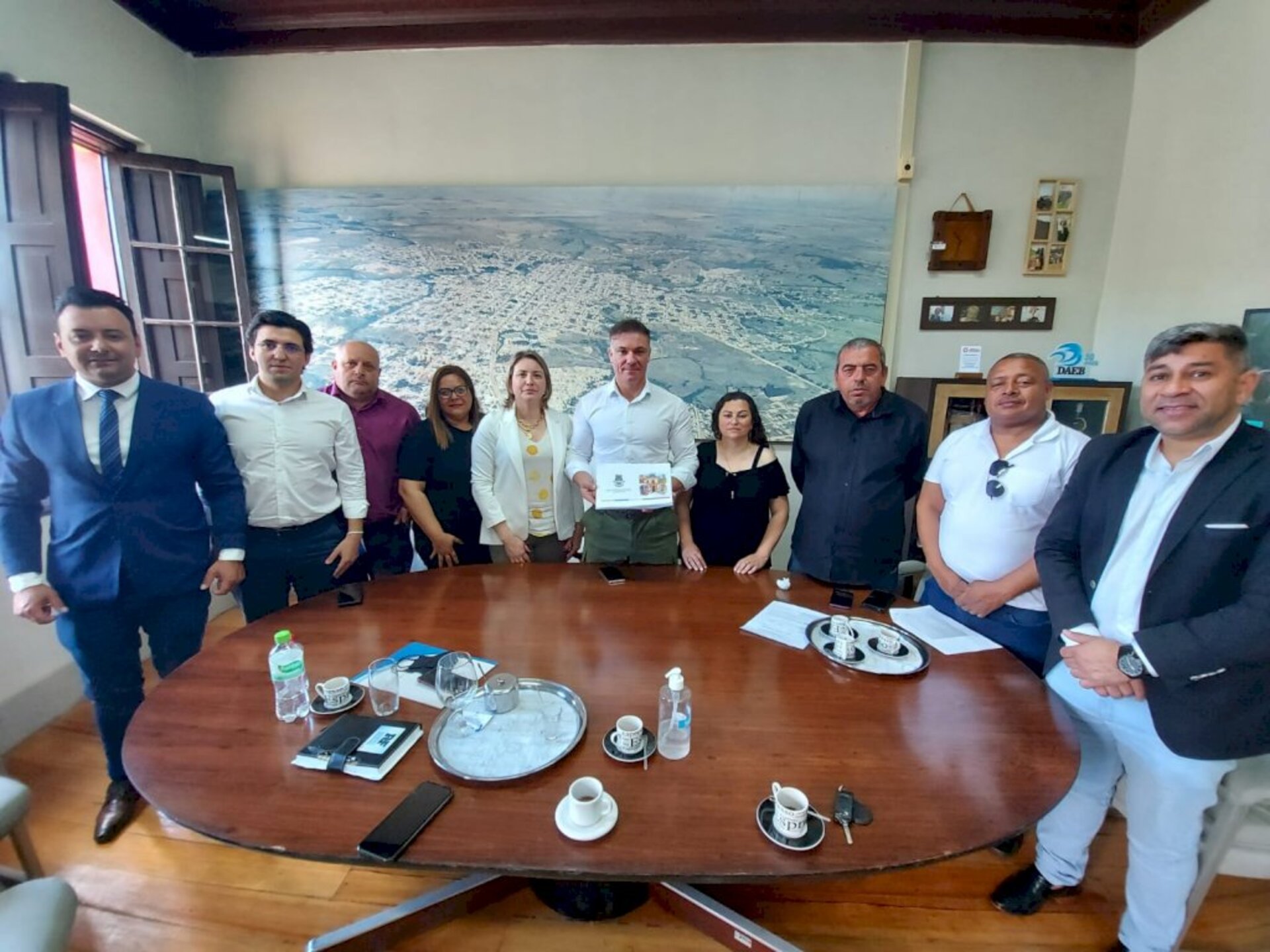 Prefeito se reuniu com a base aliada na manhã de ontem