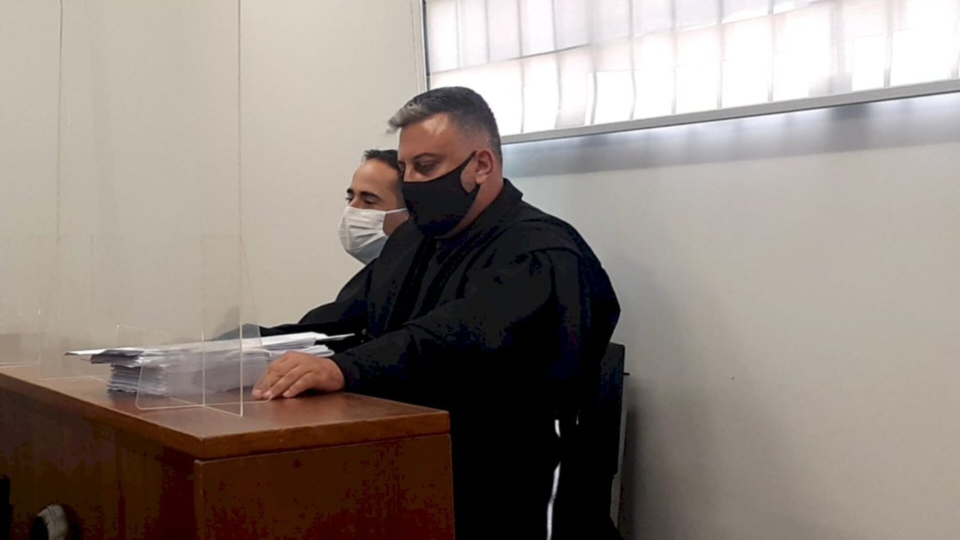 Barasuol, de máscara branca, ao lado do advogado