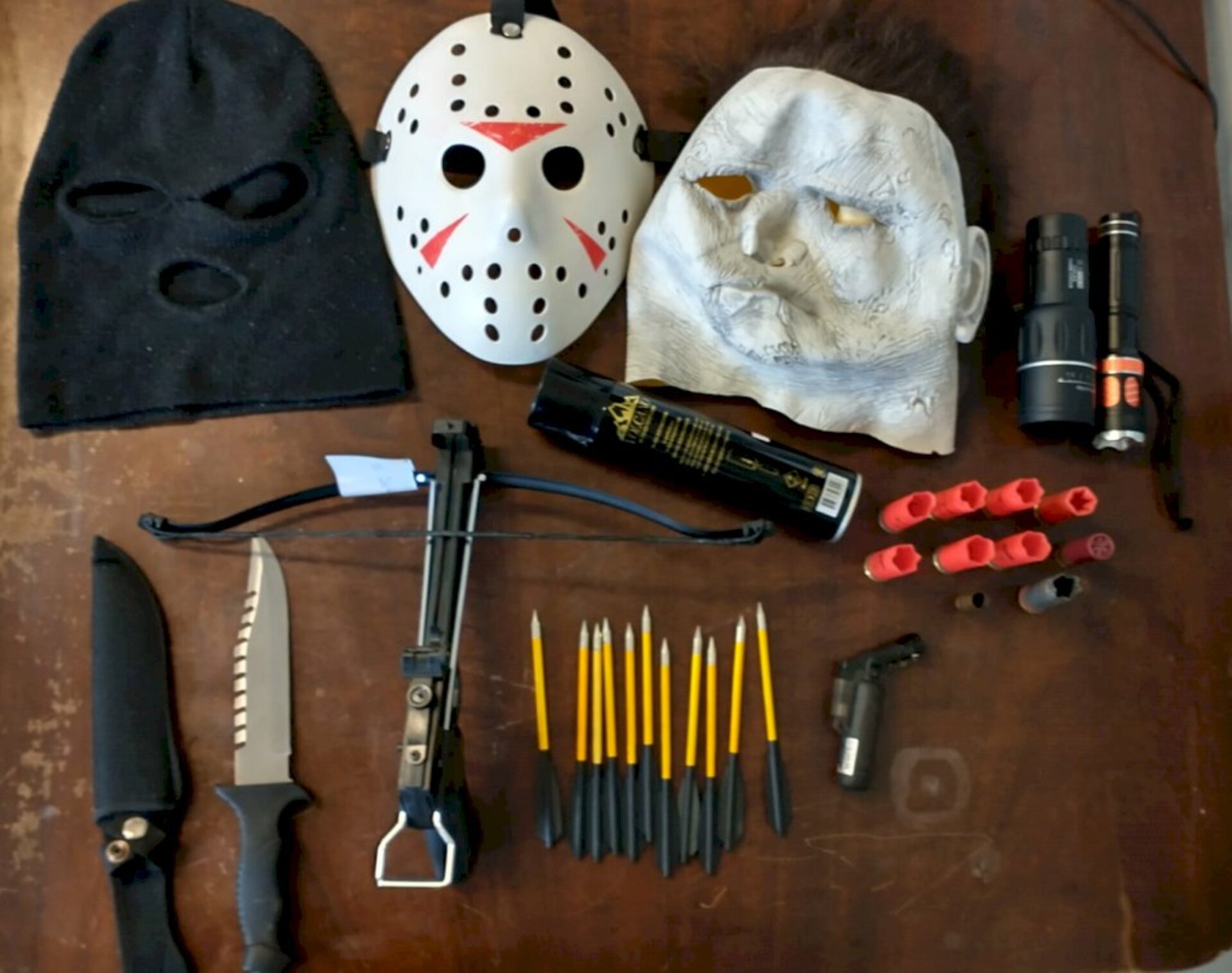 Material encontrado pelos policiais na casa do adolescente