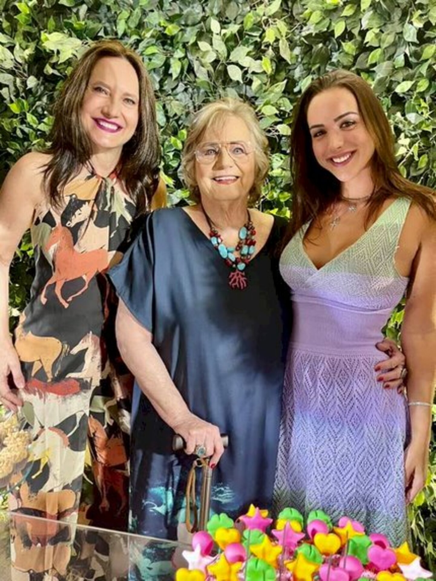 Carinho de filha para mãe: Inês Nicoloso de Castro ofereceu festa linda para Bernadete Nicoloso de Castro pela passagem dos 80 anos. Como palco, o irretocável Núcleo de Criadores de Cavalos Crioulos de Bagé. Com elas na foto, Eduarda Loureiro, namorada de Giulio Bozano, direto do Rio à festa