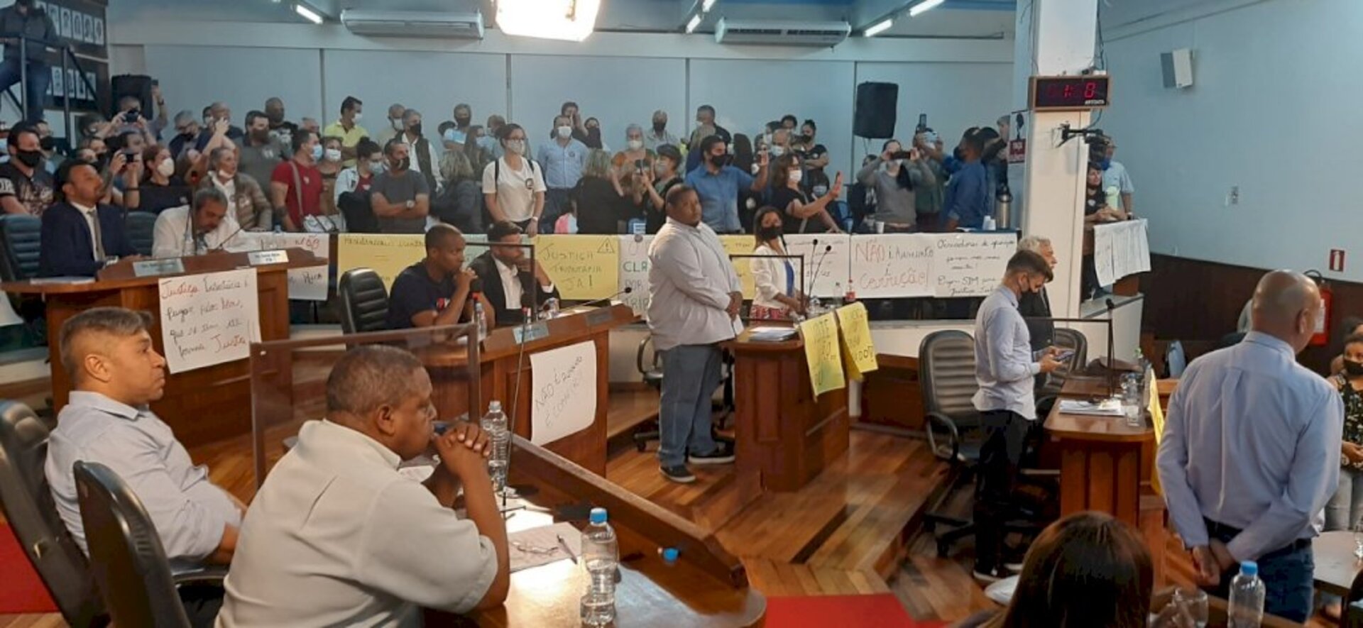 Votação aconteceu minutos antes da meia noite