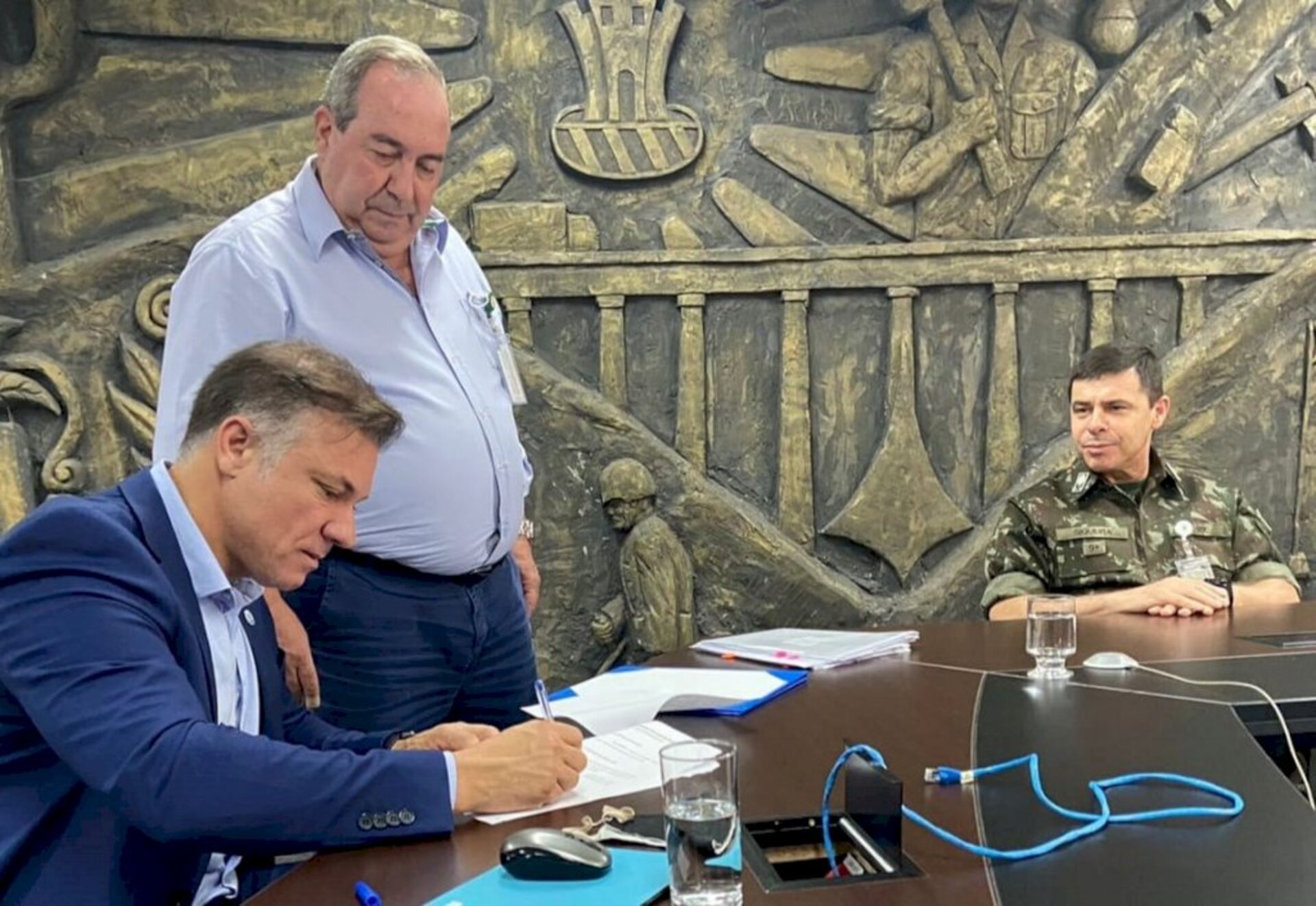 Assinatura aconteceu em reunião com o comando do Exército