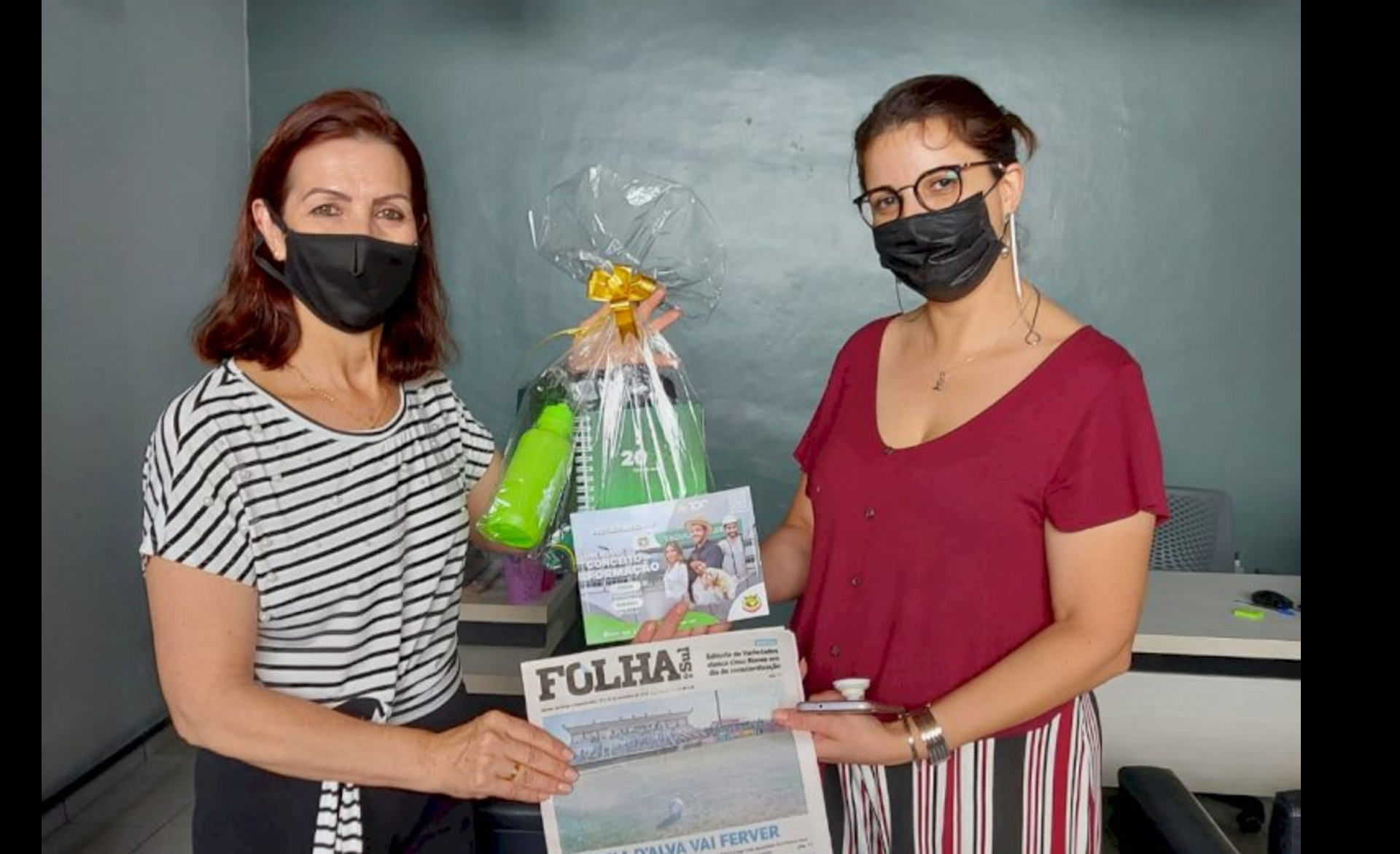 Nara Pires (à esquerda) em recente visita ao setor comercial do Folha do Sul, com Lorena Robaina