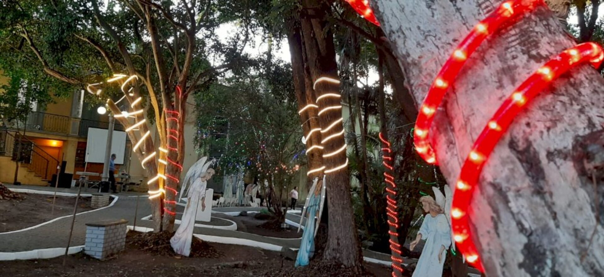 Lançamento aconteceu na noite de terça, no bosque do Palacete