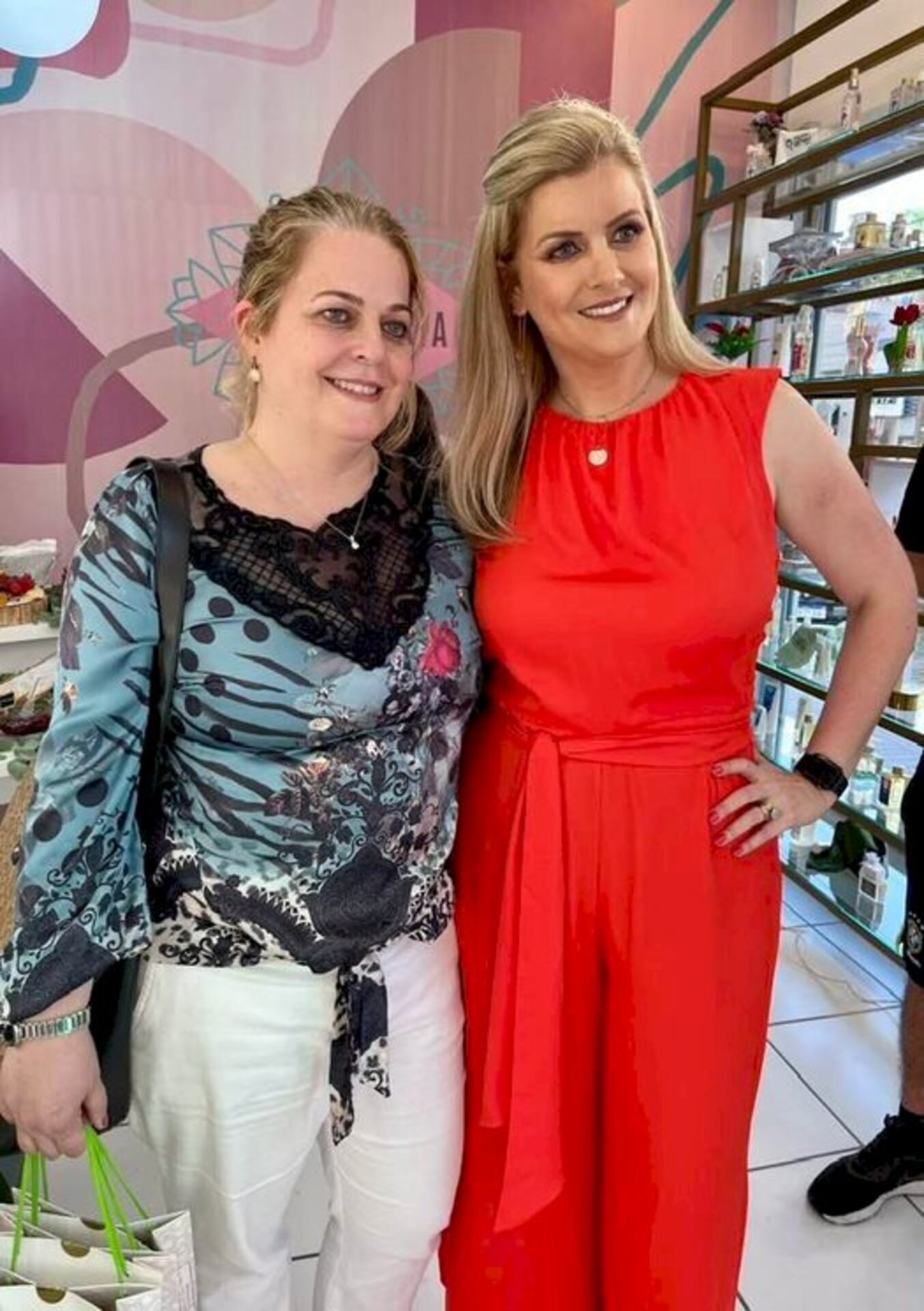 Entre as presenças no lançamento de Lisandra Belochio na Princípio Ativo, a médica Daniele Malaman