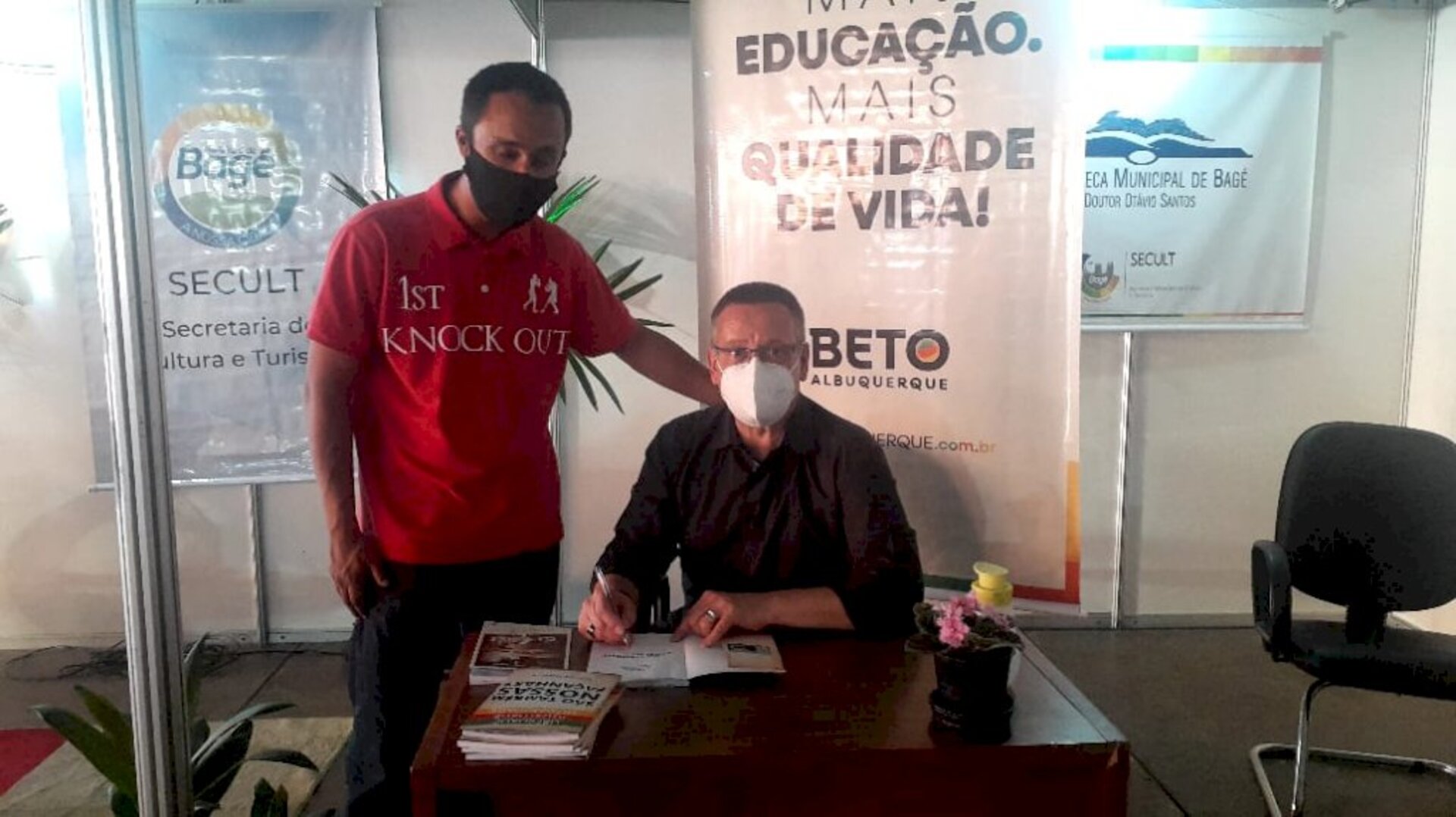 Socialista autografou os exemplares na Feira do Livro