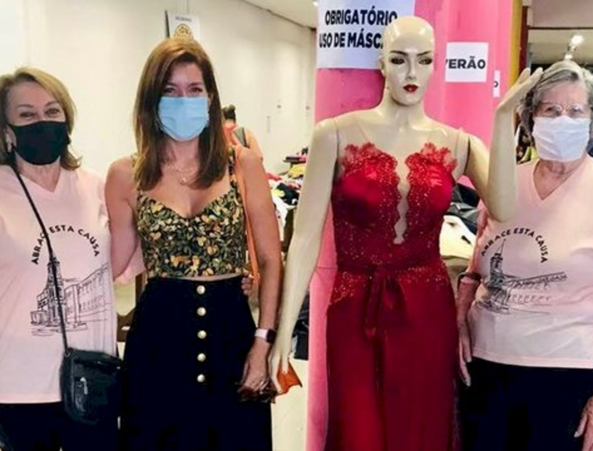 Renata Rossel Mourão de Souza recebida por Celi Oliveira dos Santos e Percilinha Rossell Romero no Brechó da Santa Casa