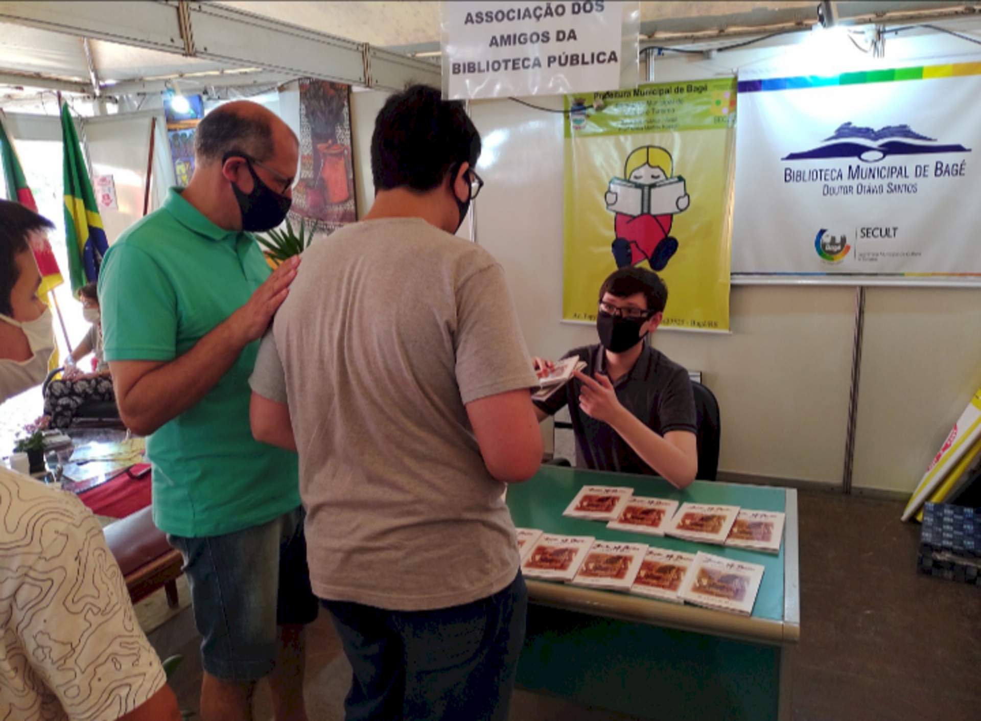 Sessão de autógrafos mobilizou autor e público