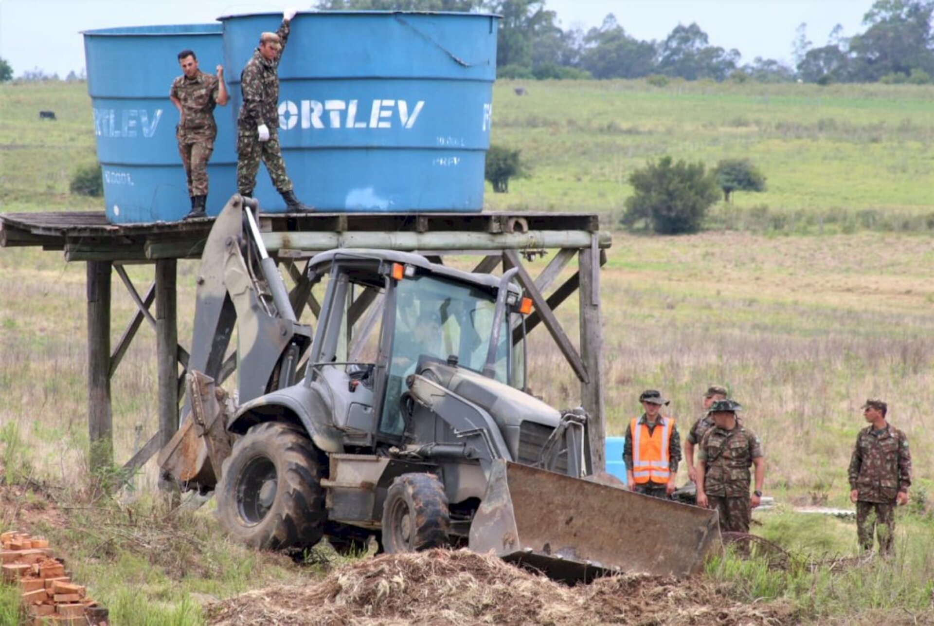 Está sendo feitA instalação do canteiro de obra e limpeza
