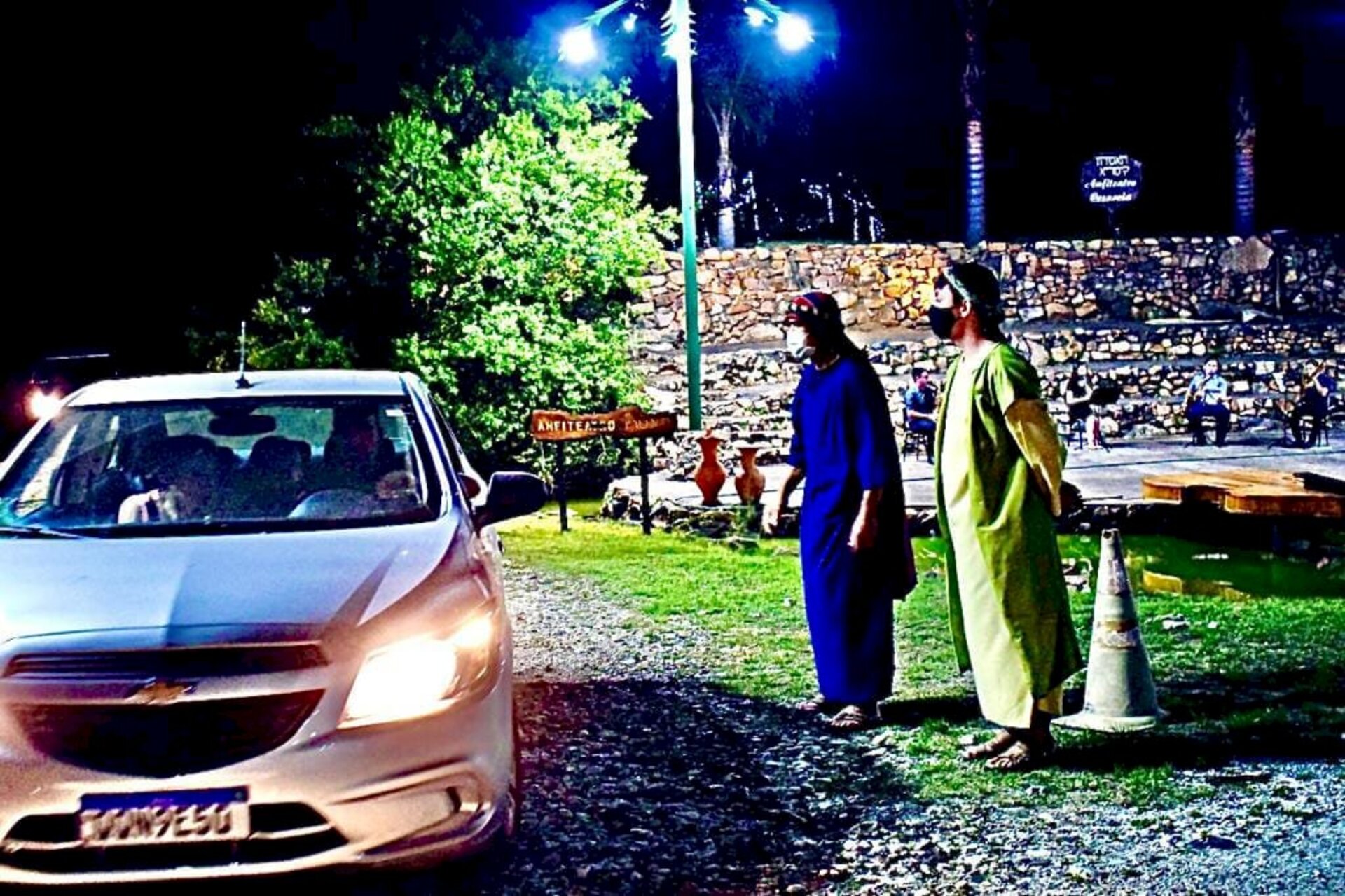 Atores e músicos interagem com os espectadores dos carros