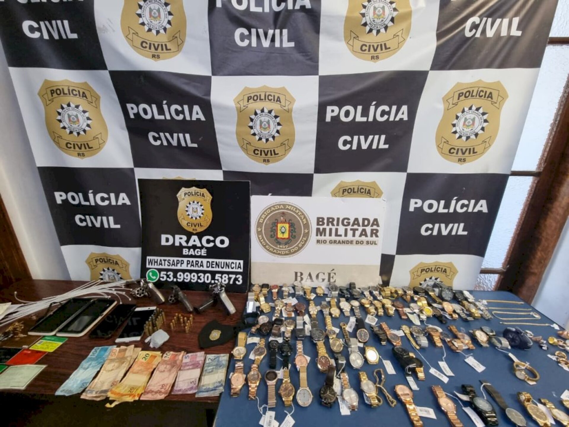 Foram apreendidos armas, munições, celulares e dinheiro