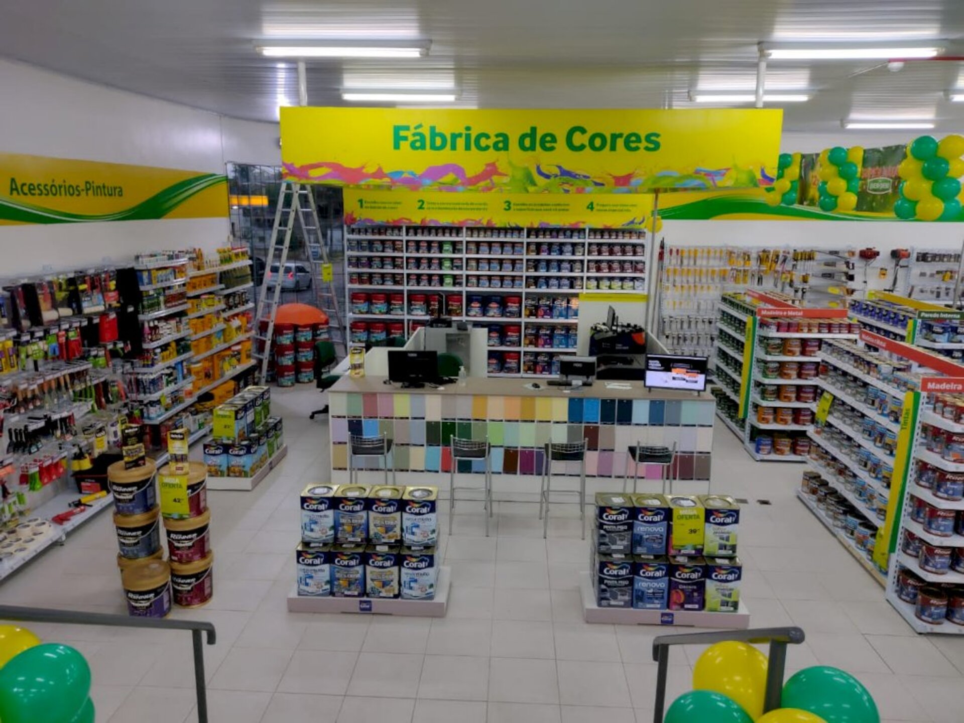 Uma verdadeira loja de tintas dentro do estabelecimento