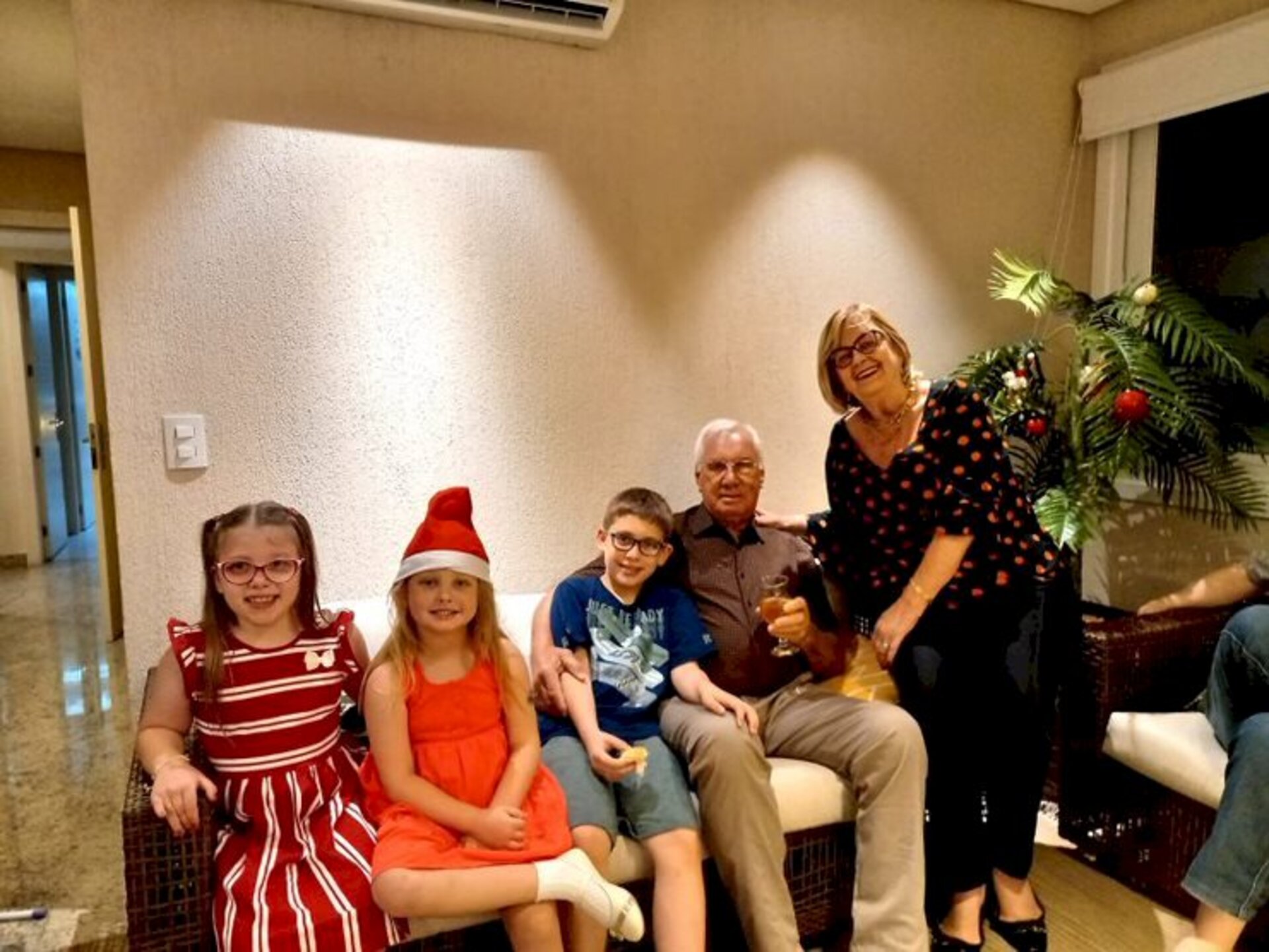 Sonia e Adão Leite passaram o Natal com os netos, Lucas Leite Amor, Laura Leite Amor e Alice Bollis Leite.