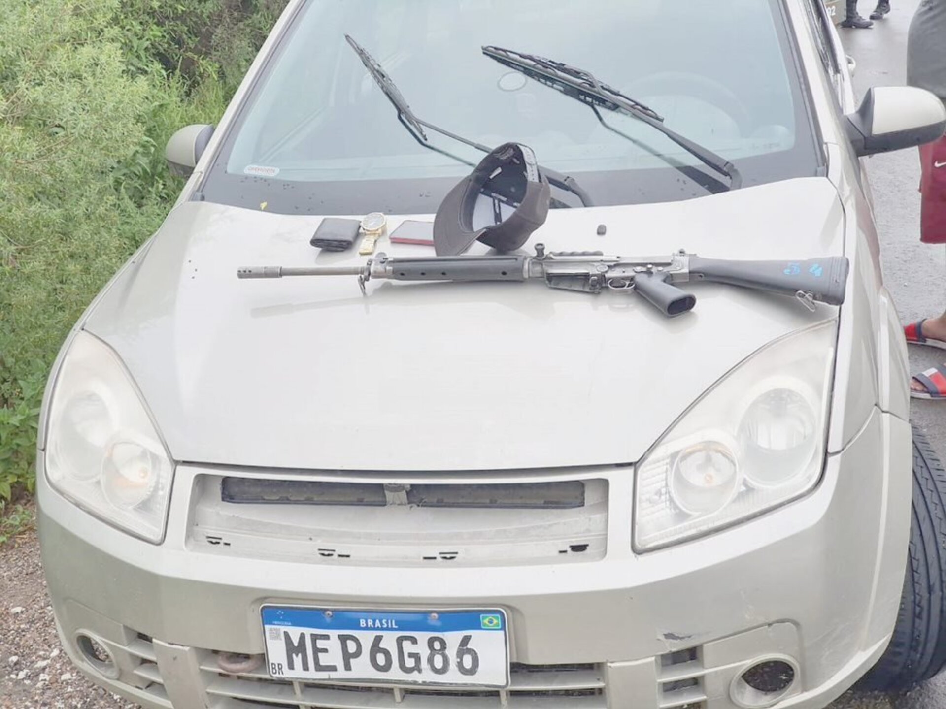 Armamento foi recuperado em uma estrada vicinal na saída da cidade