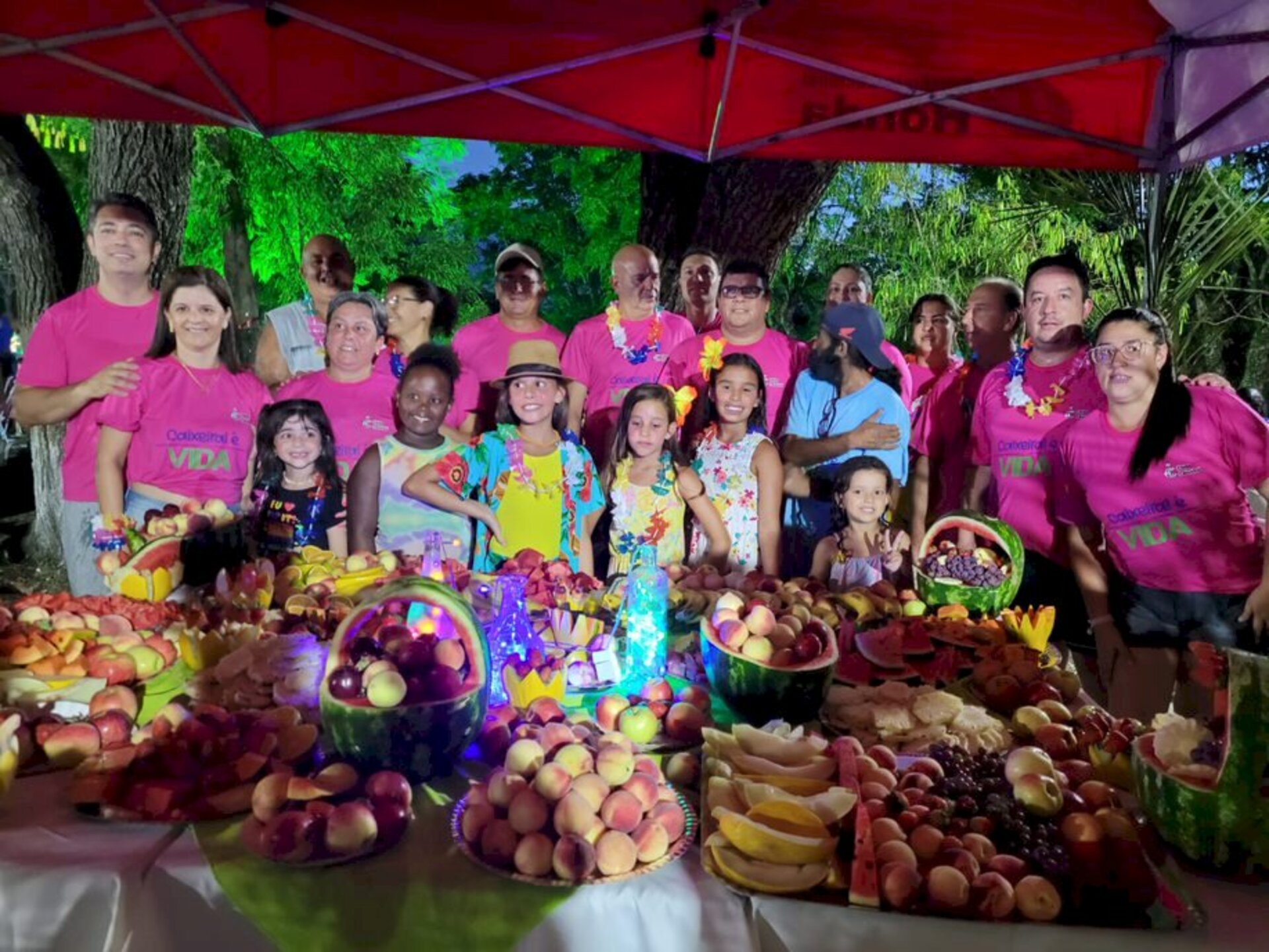 Mesa de frutas do Happy hour Hawai e alguns membros da diretoria do clube