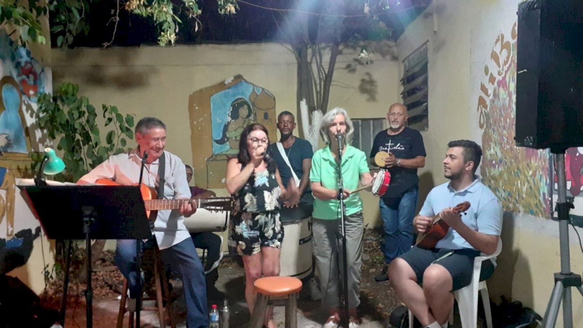 Maria Contreiras deu show no Fundo de Quintal do Ali Babá