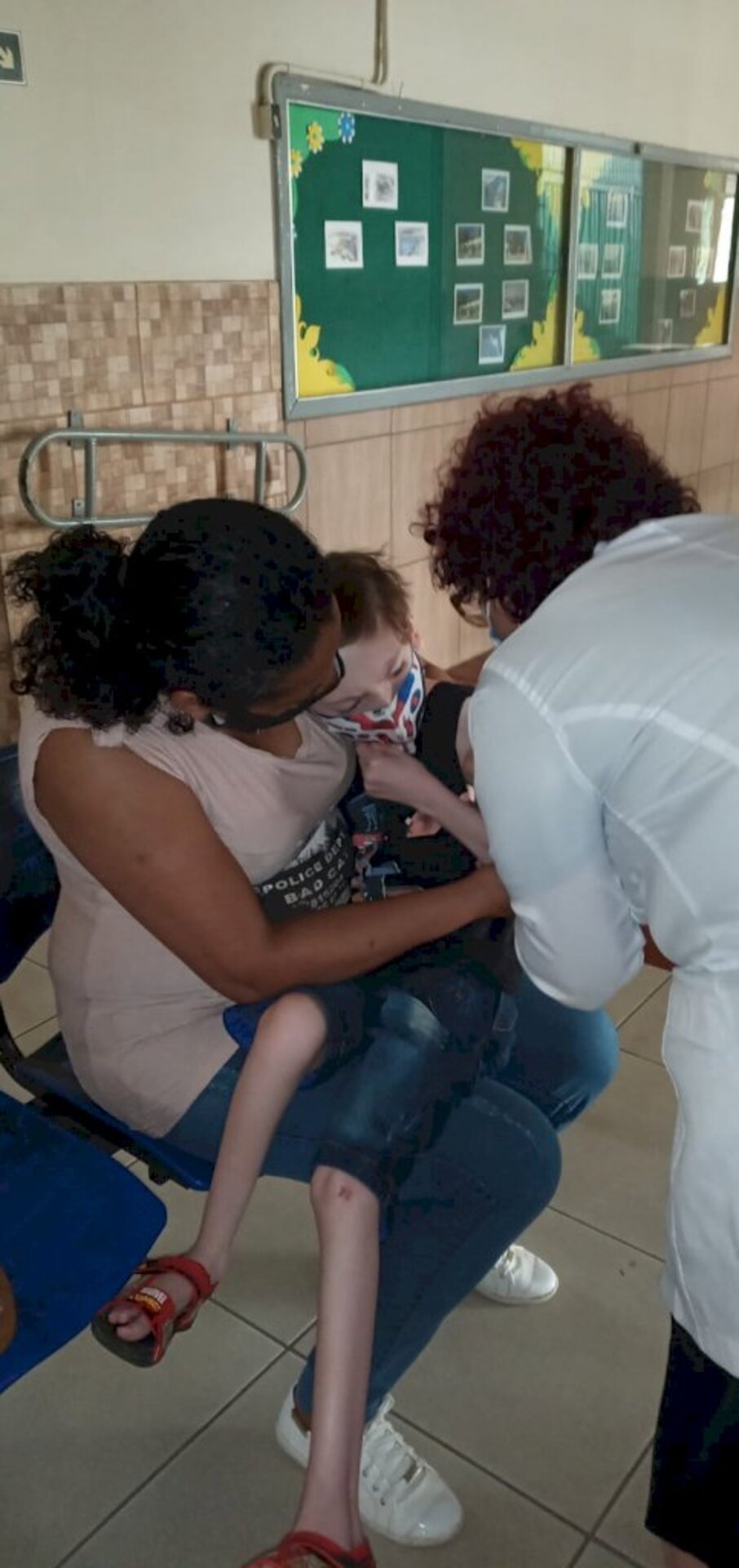 Otávio Carrion, de 10 anos, foi o primeiro imunizado em Bagé